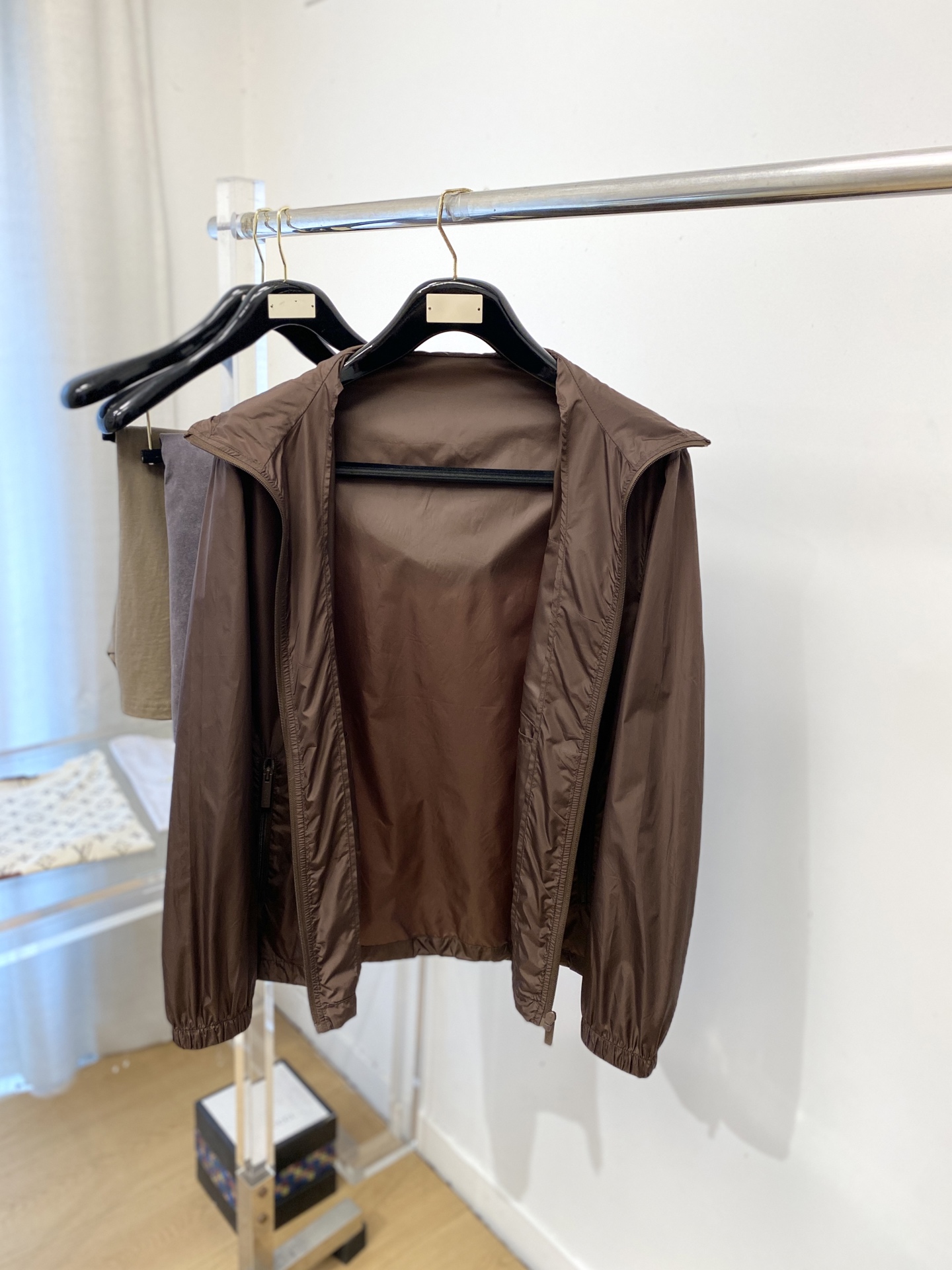 普拉达、2026新品夹克外套，时尚帅气，简约百搭款，胸前五金装饰三角标logo，定制原版面料，不仅挺括，