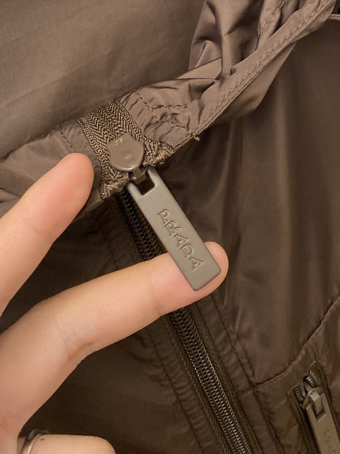 普拉达、2026新品夹克外套，时尚帅气，简约百搭款，胸前五金装饰三角标logo，定制原版面料，不仅挺括，