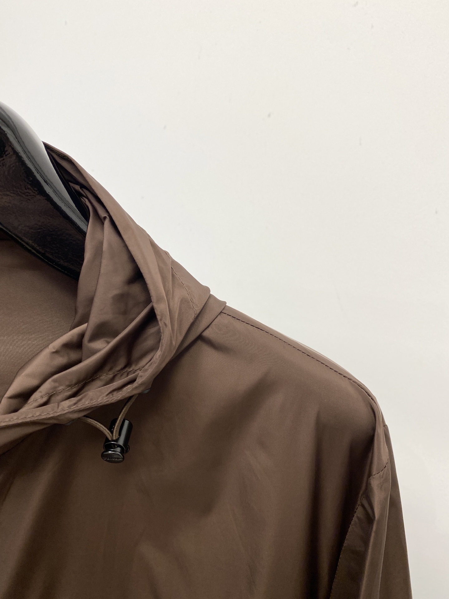 普拉达、2026新品夹克外套，时尚帅气，简约百搭款，胸前五金装饰三角标logo，定制原版面料，不仅挺括，