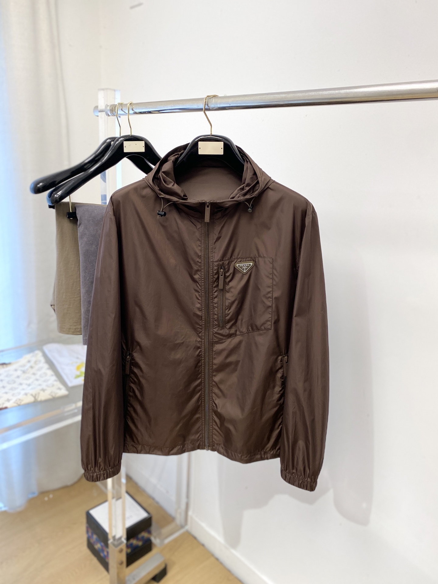 普拉达、2026新品夹克外套，时尚帅气，简约百搭款，胸前五金装饰三角标logo，定制原版面料，不仅挺括，