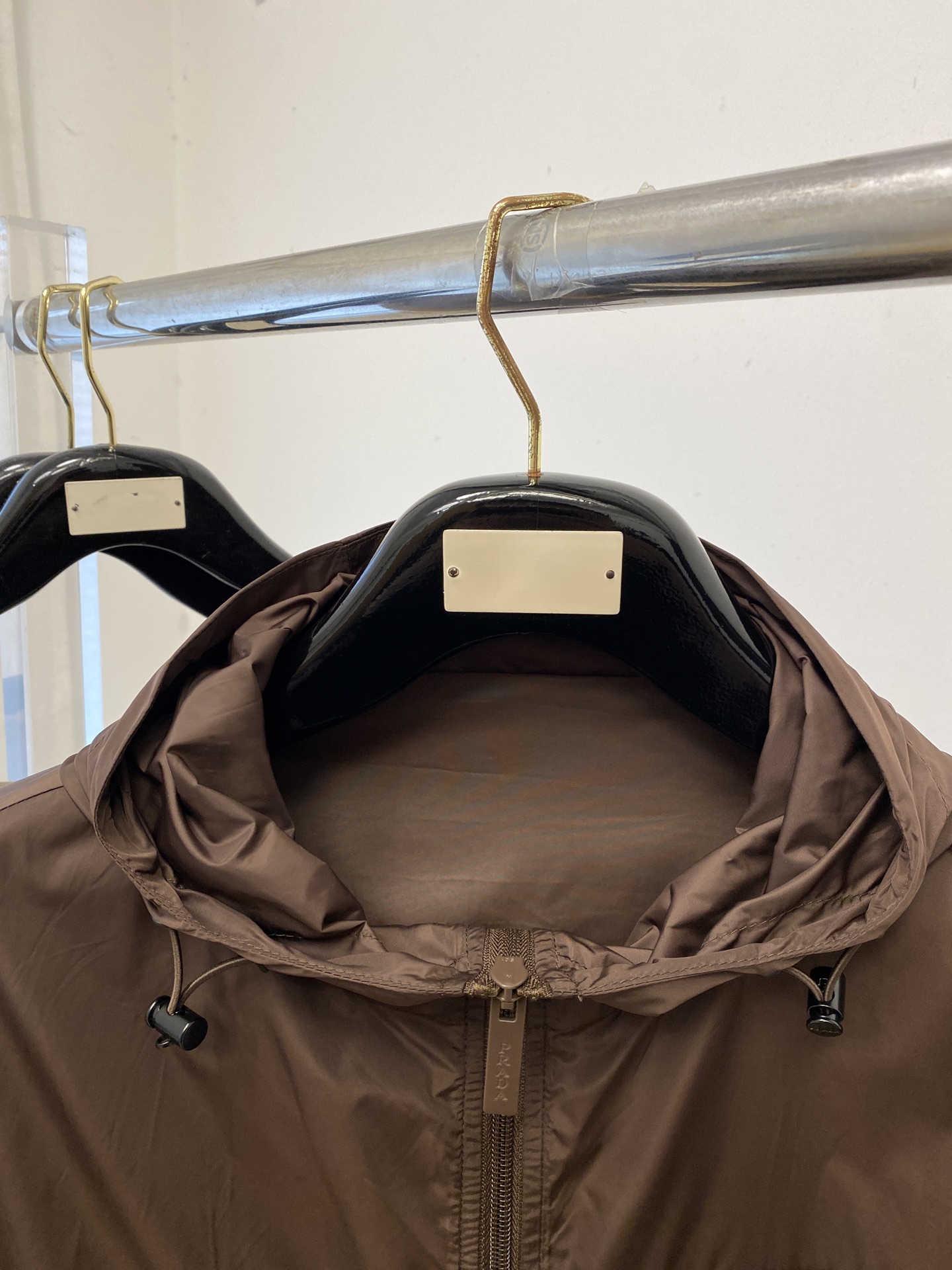 普拉达、2026新品夹克外套，时尚帅气，简约百搭款，胸前五金装饰三角标logo，定制原版面料，不仅挺括，