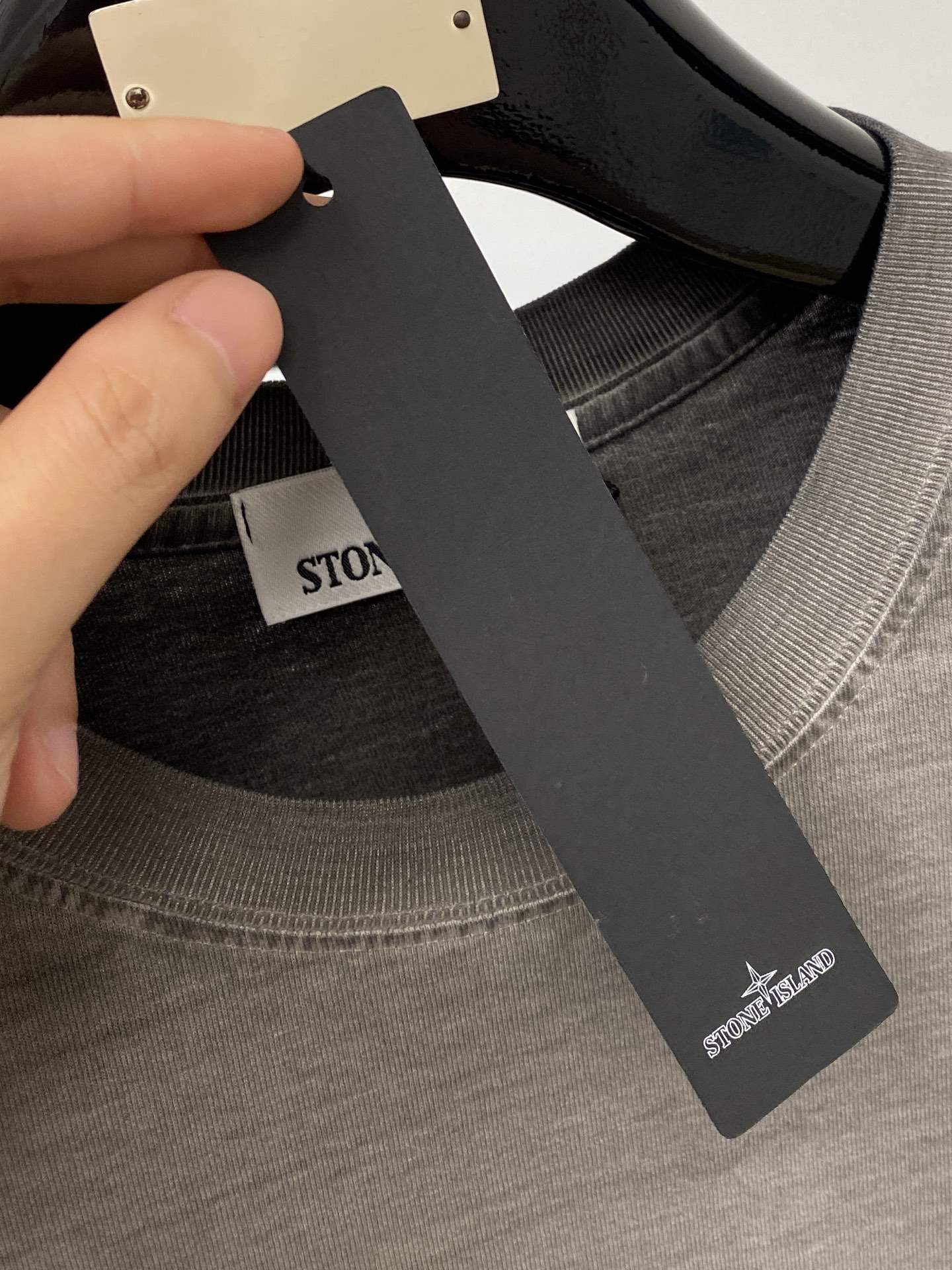 石头岛、2026新品短袖T恤，帅气时尚，胸前刺绣装饰图案logo，简约百搭款。面料棉 不仅挺括，保持潮流