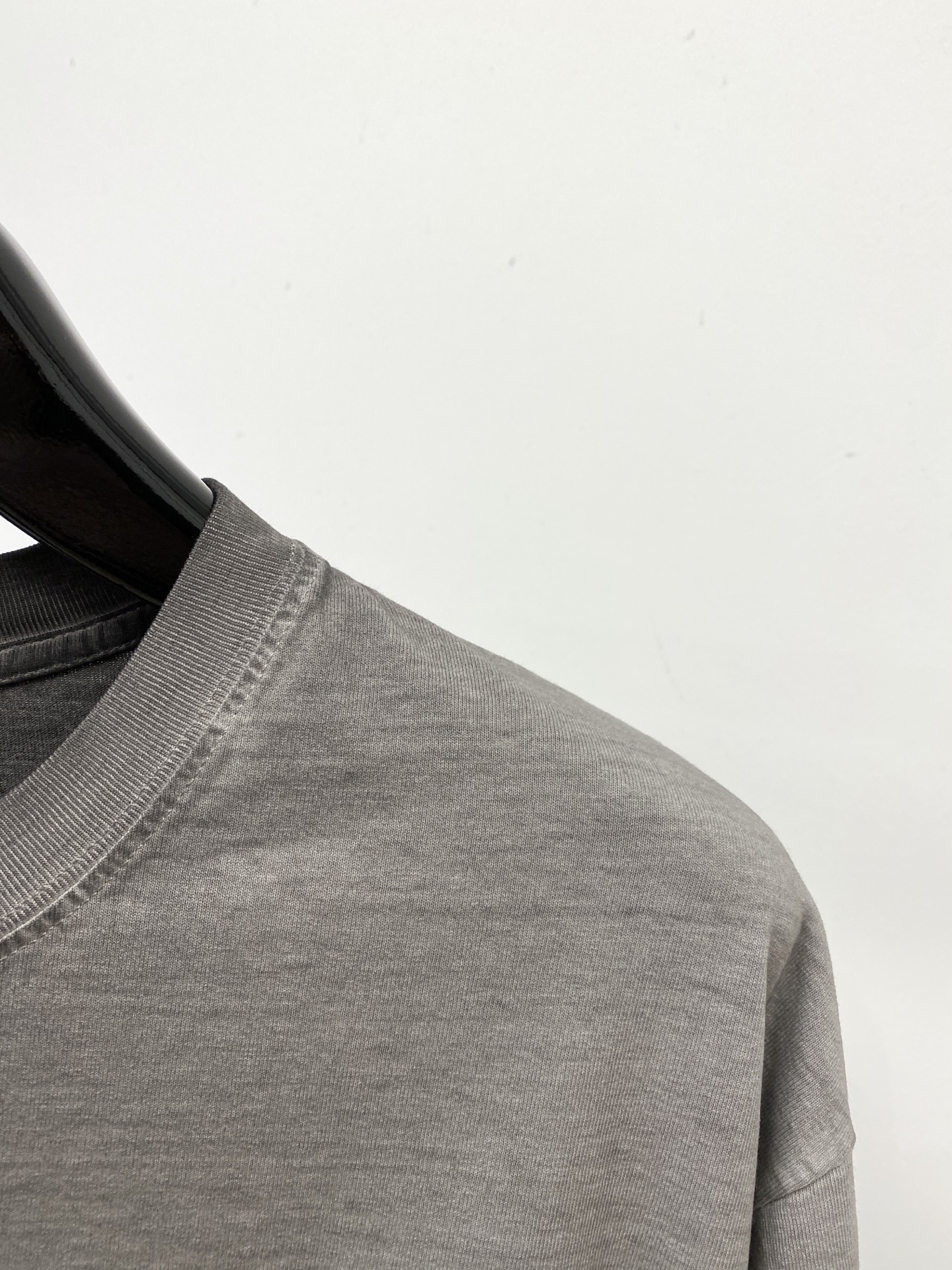 石头岛、2026新品短袖T恤，帅气时尚，胸前刺绣装饰图案logo，简约百搭款。面料棉 不仅挺括，保持潮流