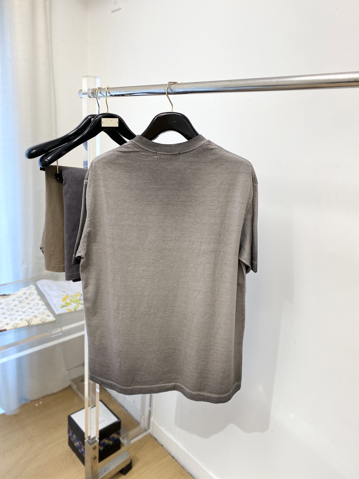 石头岛、2026新品短袖T恤，帅气时尚，胸前刺绣装饰图案logo，简约百搭款。面料棉 不仅挺括，保持潮流