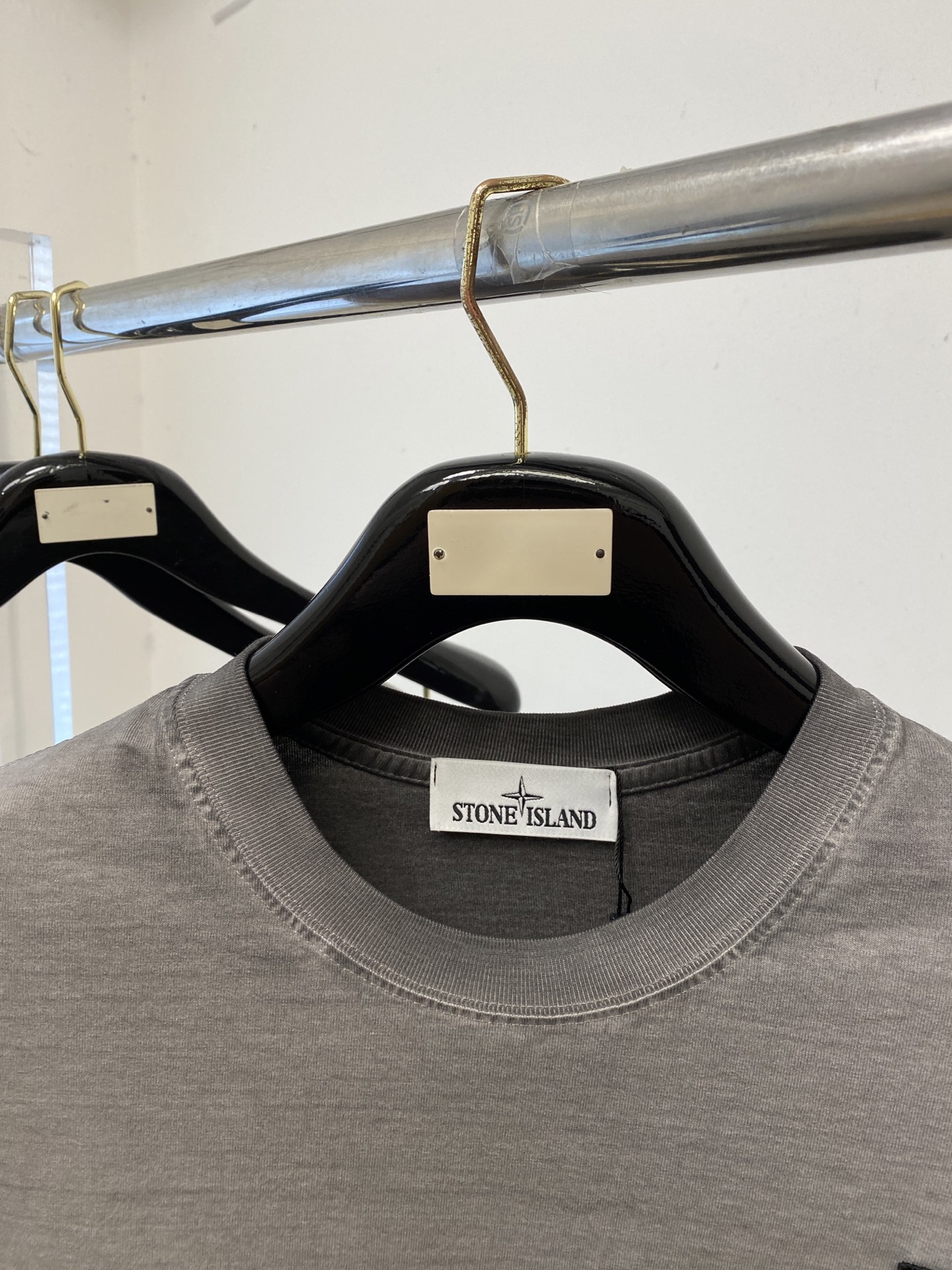 石头岛、2026新品短袖T恤，帅气时尚，胸前刺绣装饰图案logo，简约百搭款。面料棉 不仅挺括，保持潮流