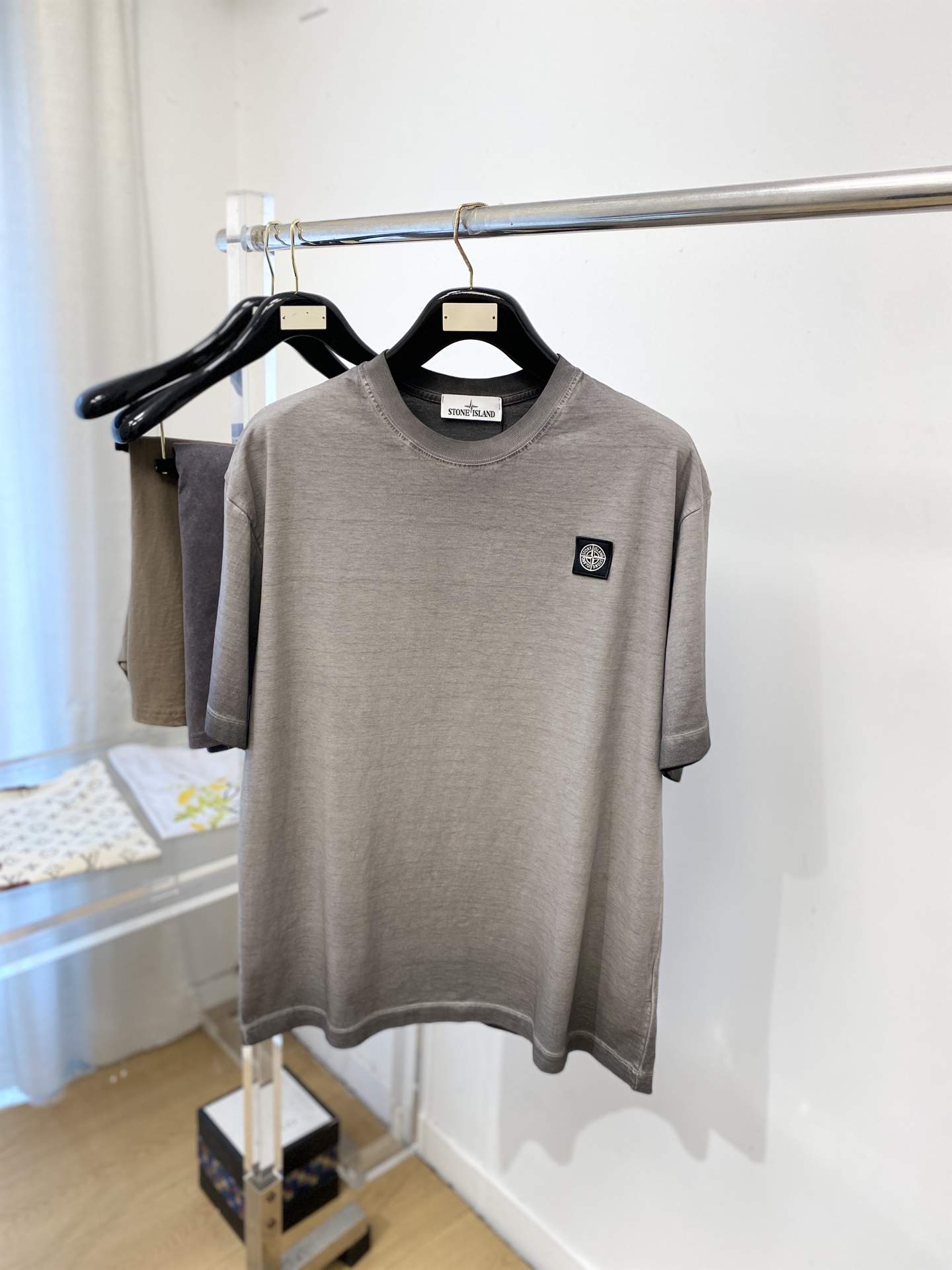 石头岛、2026新品短袖T恤，帅气时尚，胸前刺绣装饰图案logo，简约百搭款。面料棉 不仅挺括，保持潮流