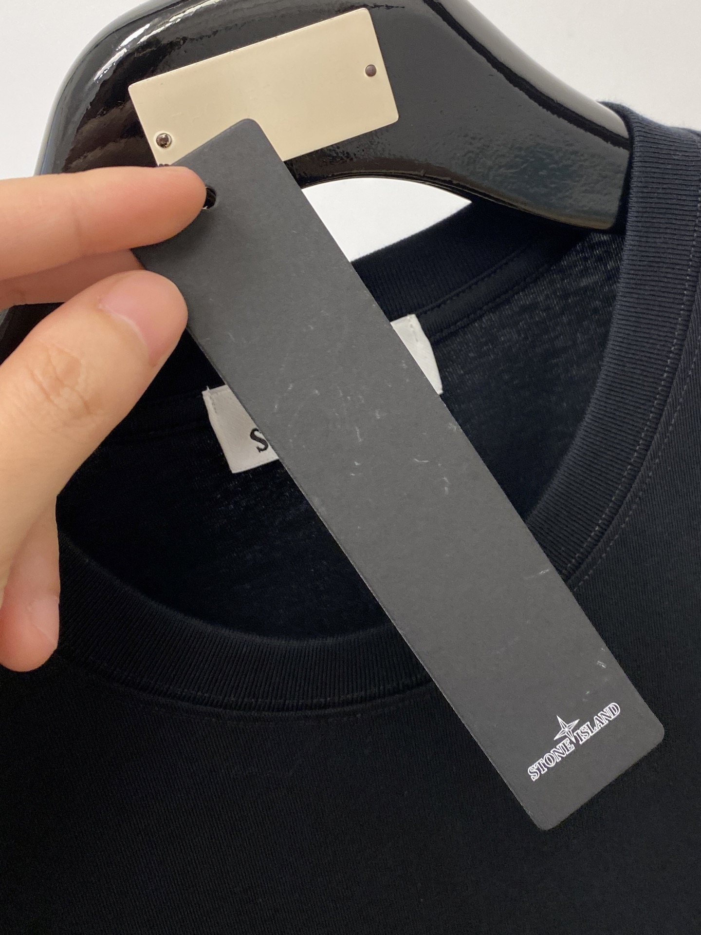 石头岛、2026新品短袖T恤，帅气时尚，袖口装饰图案logo，简约百搭款。面料棉 不仅挺括，保持潮流的廓