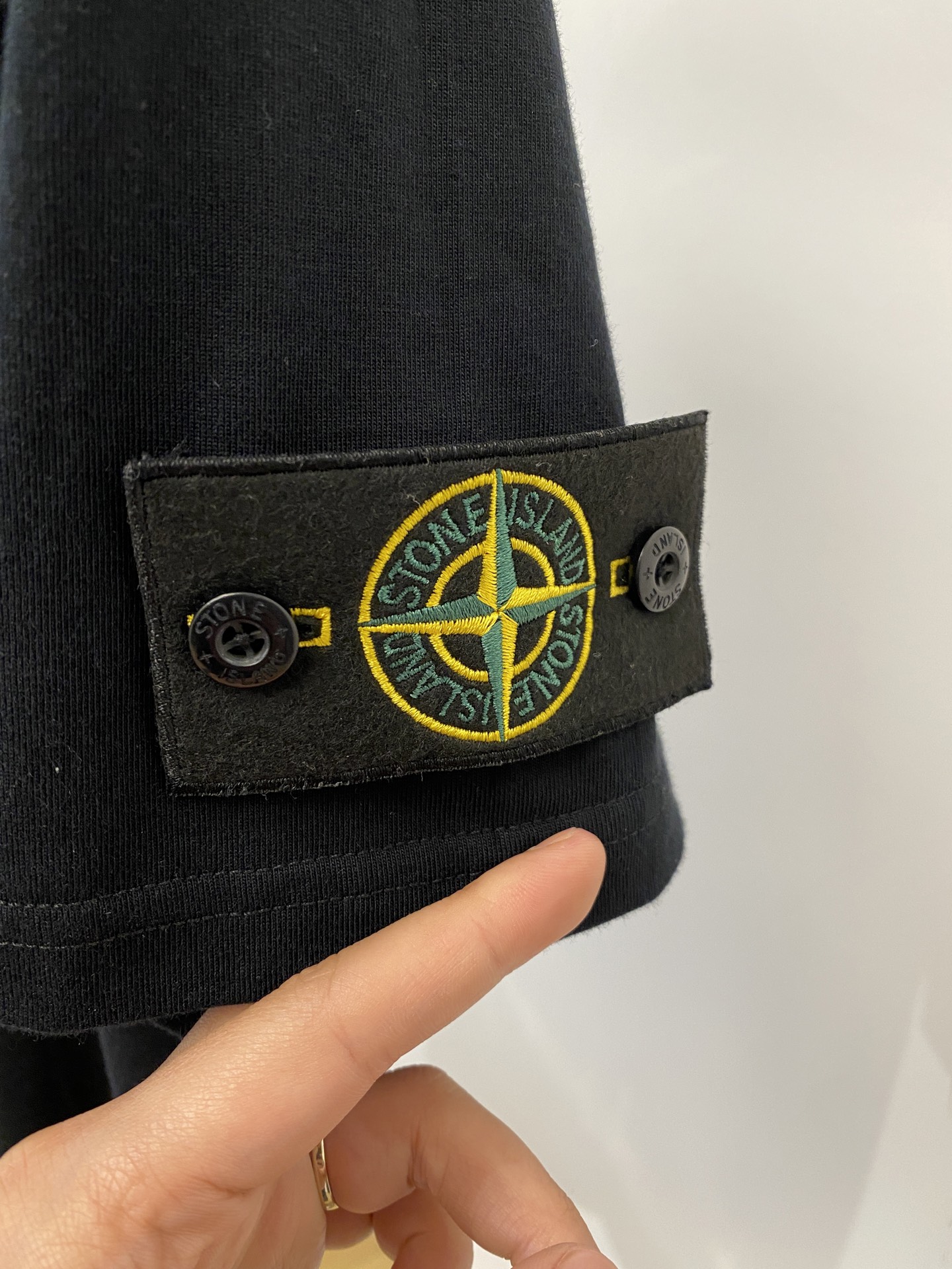 石头岛、2026新品短袖T恤，帅气时尚，袖口装饰图案logo，简约百搭款。面料棉 不仅挺括，保持潮流的廓