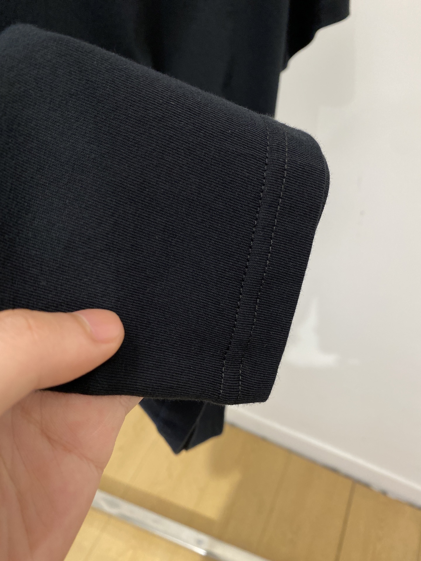 石头岛、2026新品短袖T恤，帅气时尚，袖口装饰图案logo，简约百搭款。面料棉 不仅挺括，保持潮流的廓