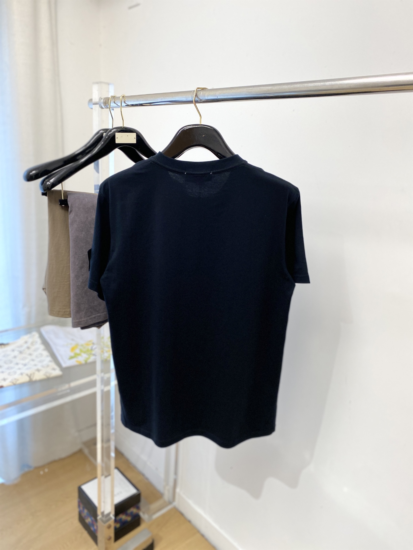 石头岛、2026新品短袖T恤，帅气时尚，袖口装饰图案logo，简约百搭款。面料棉 不仅挺括，保持潮流的廓