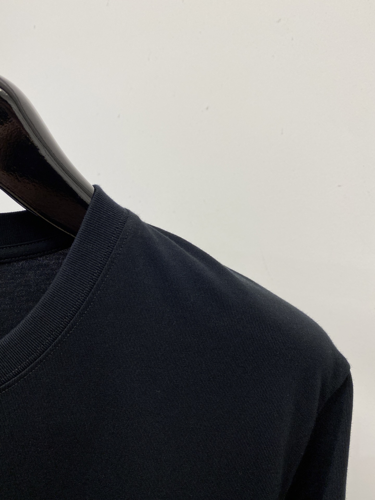 石头岛、2026新品短袖T恤，帅气时尚，袖口装饰图案logo，简约百搭款。面料棉 不仅挺括，保持潮流的廓