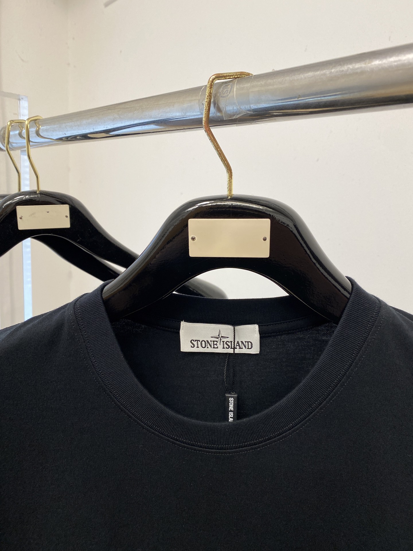 石头岛、2026新品短袖T恤，帅气时尚，袖口装饰图案logo，简约百搭款。面料棉 不仅挺括，保持潮流的廓