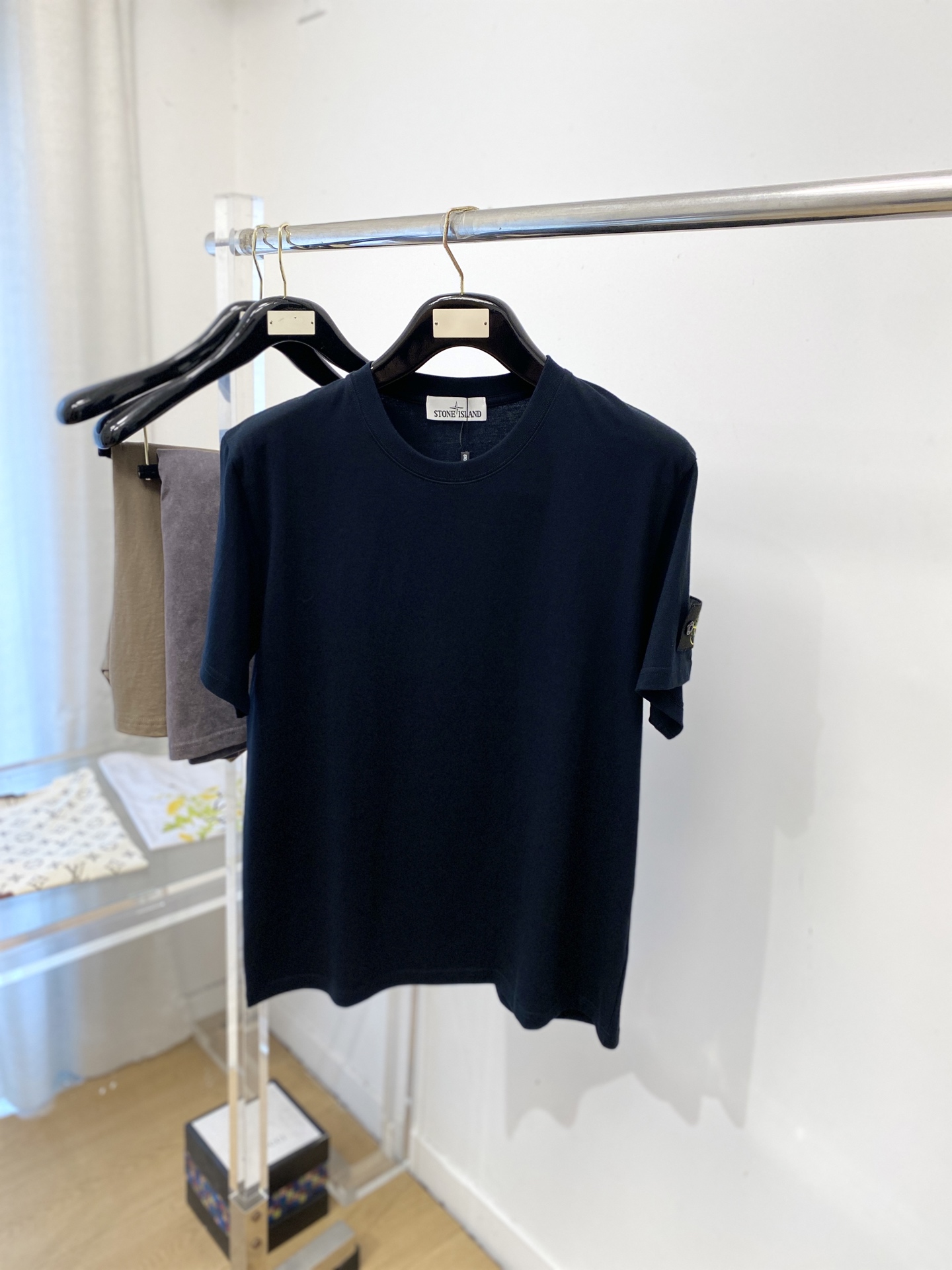 石头岛、2026新品短袖T恤，帅气时尚，袖口装饰图案logo，简约百搭款。面料棉 不仅挺括，保持潮流的廓