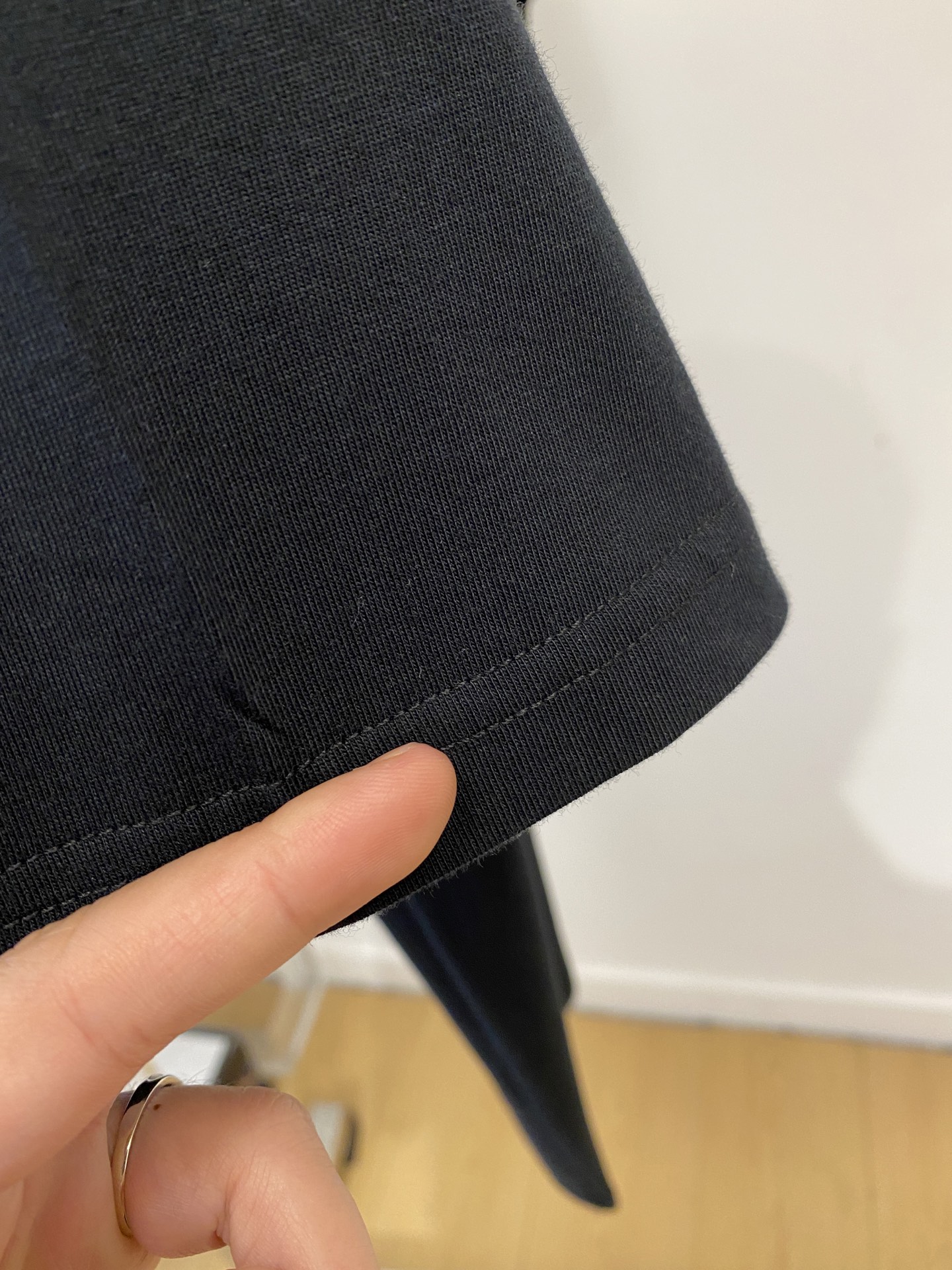 石头岛、2026新品短袖T恤，帅气时尚，袖口装饰图案logo，简约百搭款。面料棉 不仅挺括，保持潮流的廓