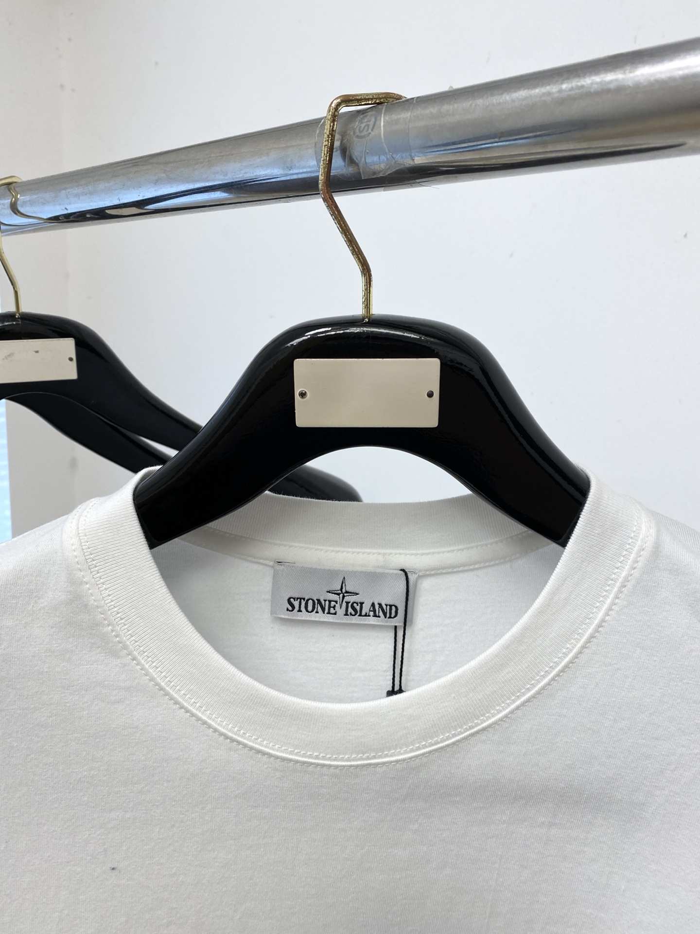 石头岛、2026新品短袖T恤，帅气时尚，袖口装饰图案logo，简约百搭款。面料棉 不仅挺括，保持潮流的廓