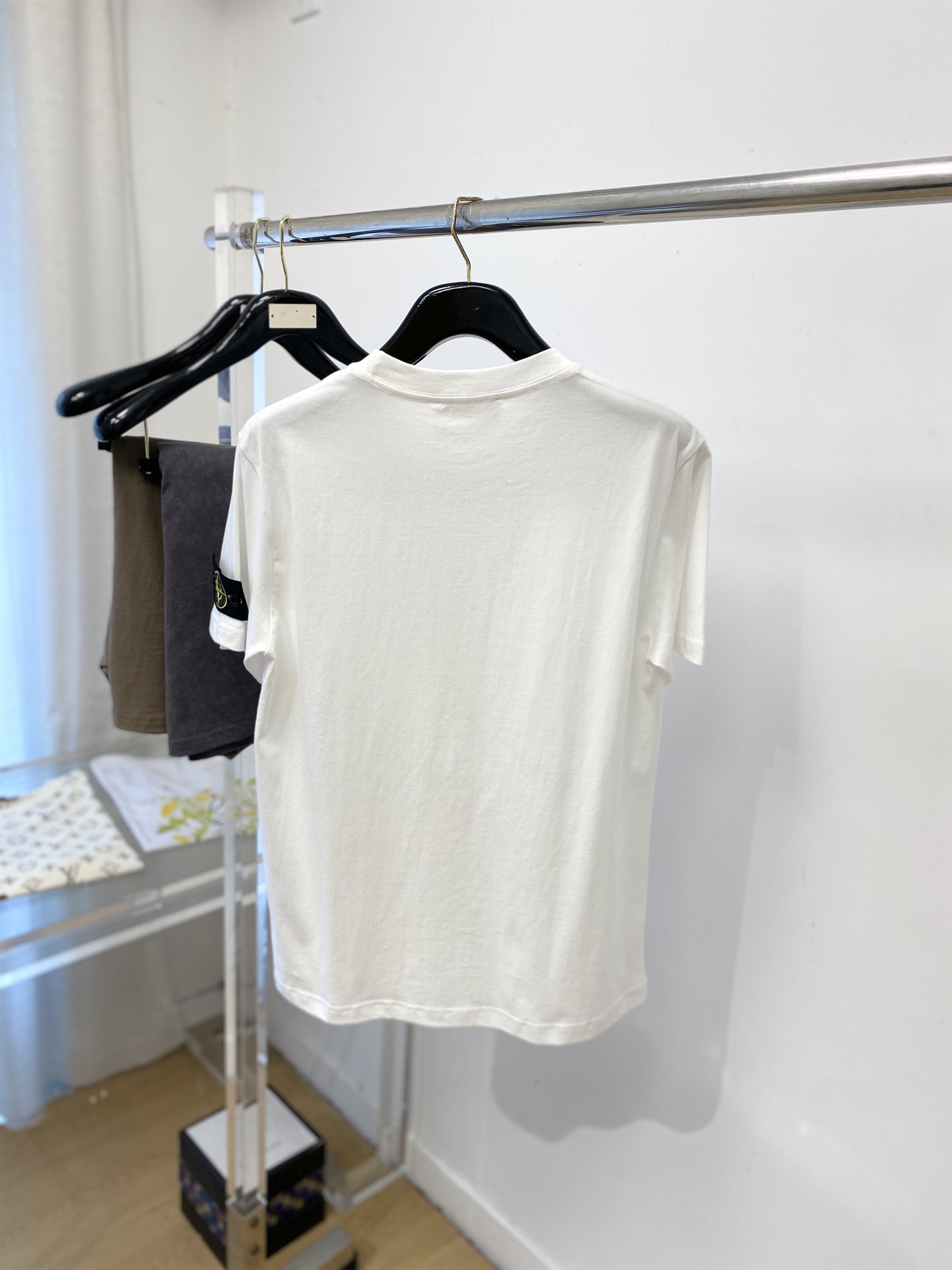 石头岛、2026新品短袖T恤，帅气时尚，袖口装饰图案logo，简约百搭款。面料棉 不仅挺括，保持潮流的廓