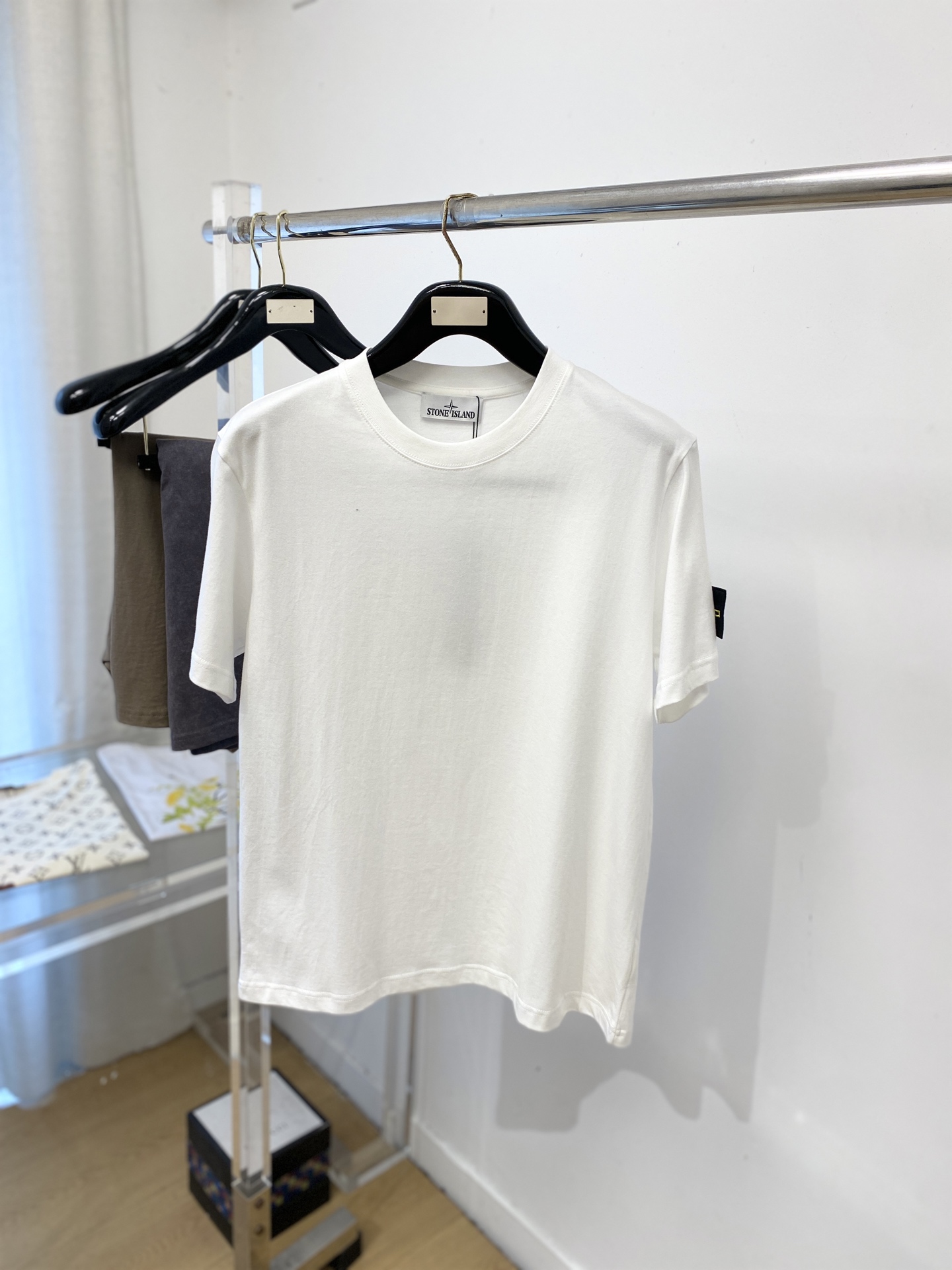 石头岛、2026新品短袖T恤，帅气时尚，袖口装饰图案logo，简约百搭款。面料棉 不仅挺括，保持潮流的廓