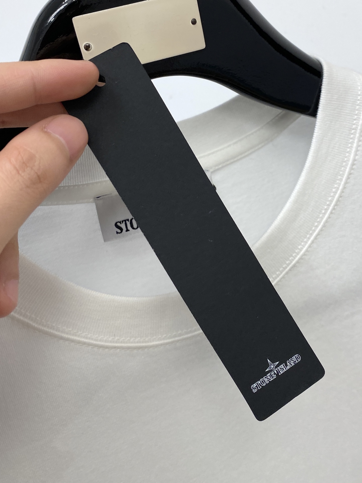 石头岛、2026新品短袖T恤，帅气时尚，袖口装饰图案logo，简约百搭款。面料棉 不仅挺括，保持潮流的廓