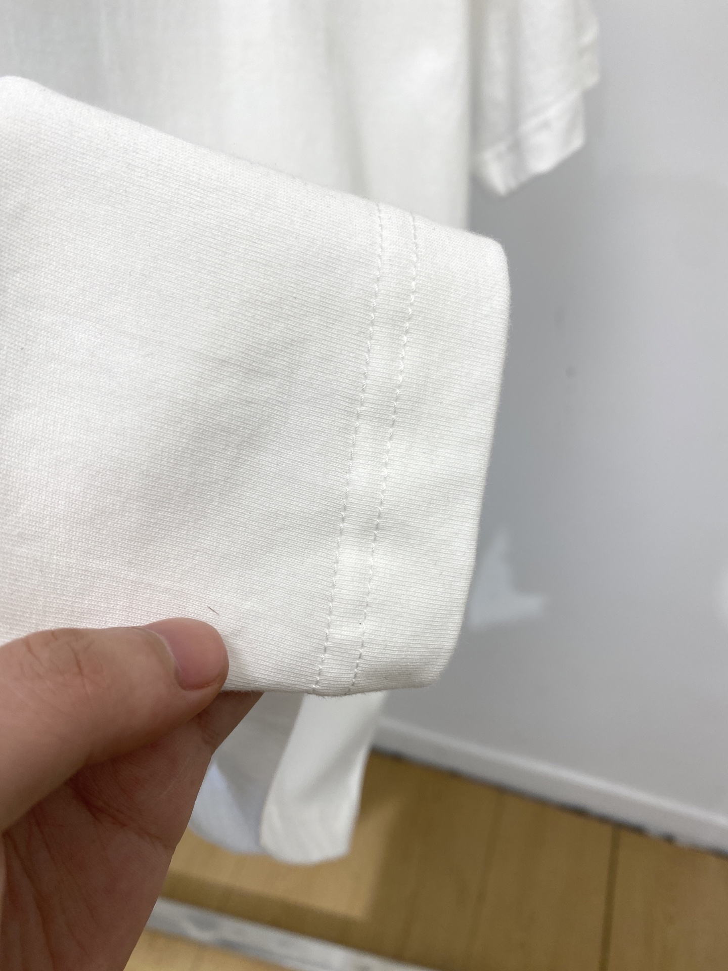 石头岛、2026新品短袖T恤，帅气时尚，袖口装饰图案logo，简约百搭款。面料棉 不仅挺括，保持潮流的廓