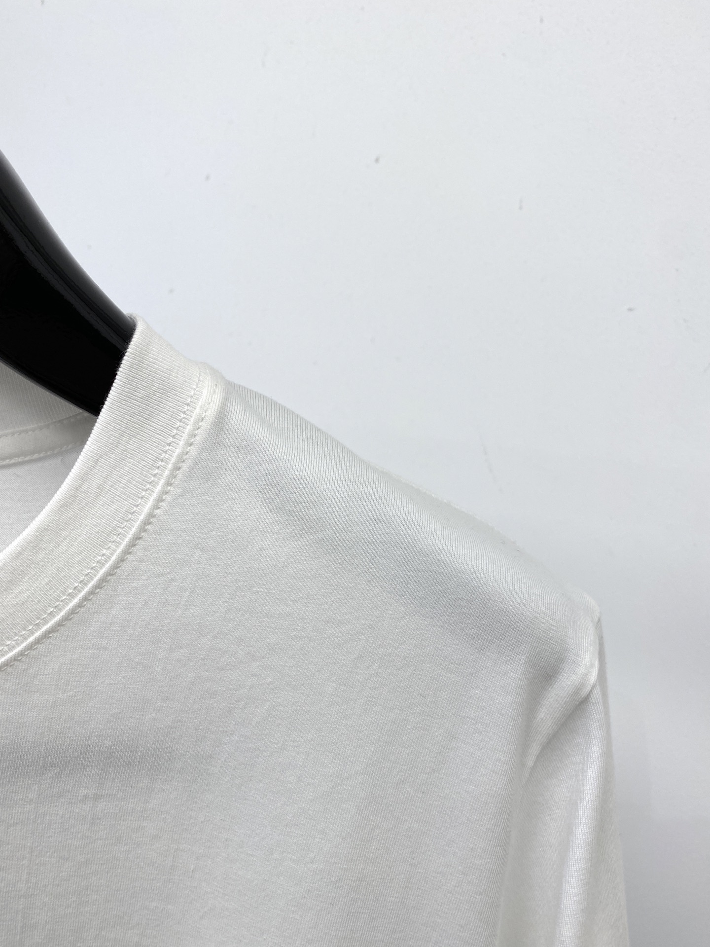 石头岛、2026新品短袖T恤，帅气时尚，袖口装饰图案logo，简约百搭款。面料棉 不仅挺括，保持潮流的廓