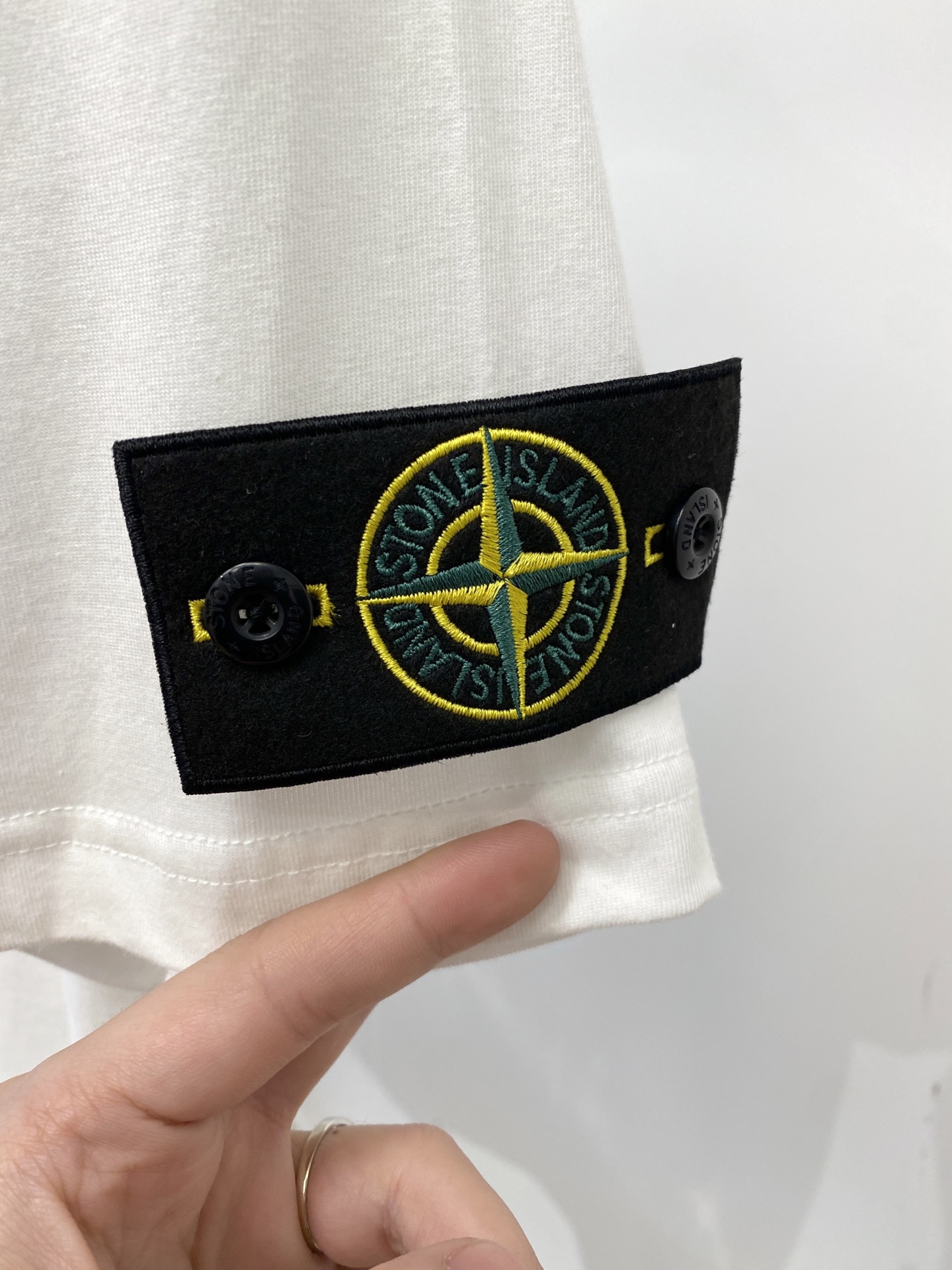 石头岛、2026新品短袖T恤，帅气时尚，袖口装饰图案logo，简约百搭款。面料棉 不仅挺括，保持潮流的廓