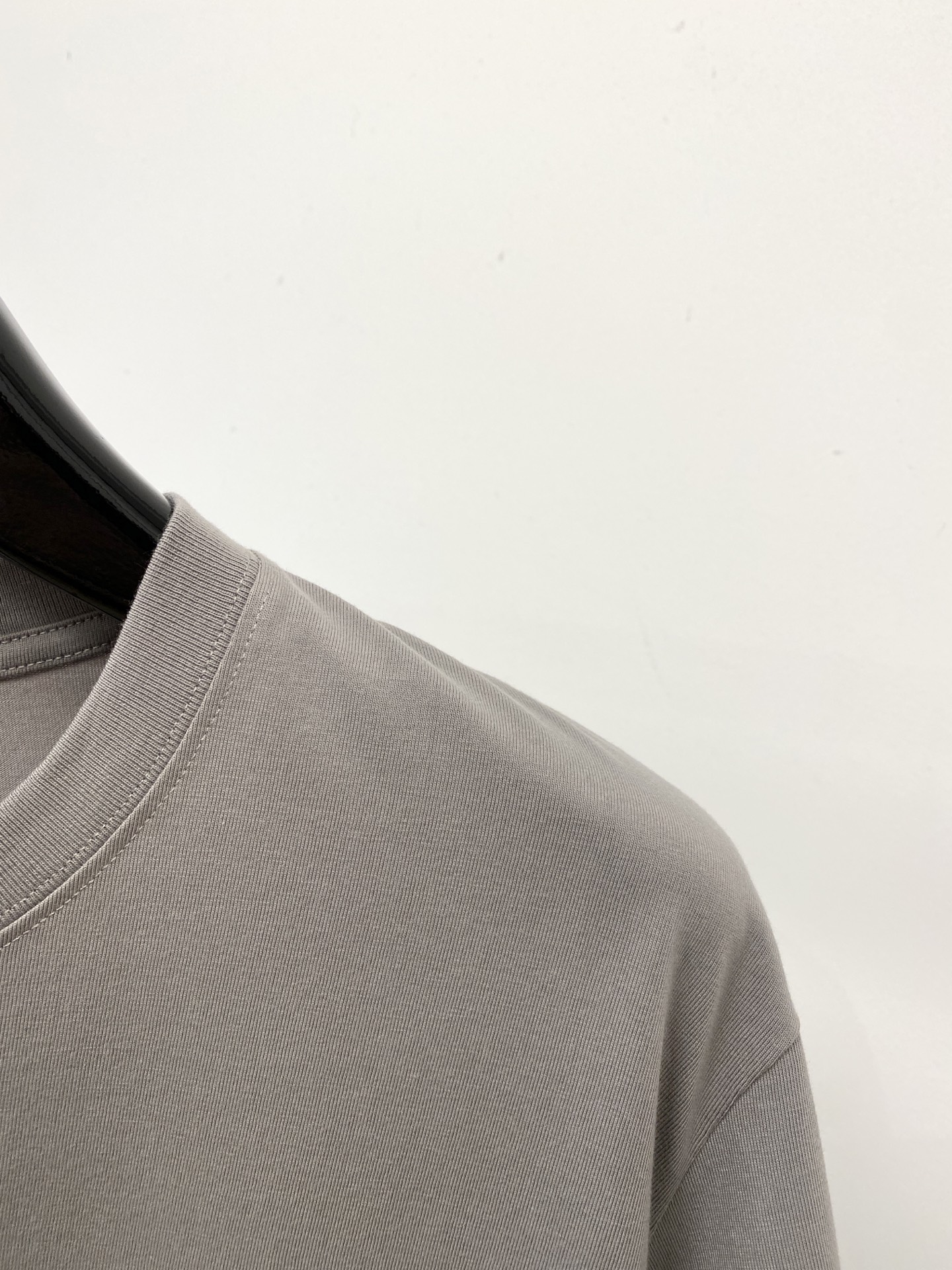 石头岛、2026新品短袖T恤，帅气时尚，袖口装饰图案logo，简约百搭款。面料棉 不仅挺括，保持潮流的廓