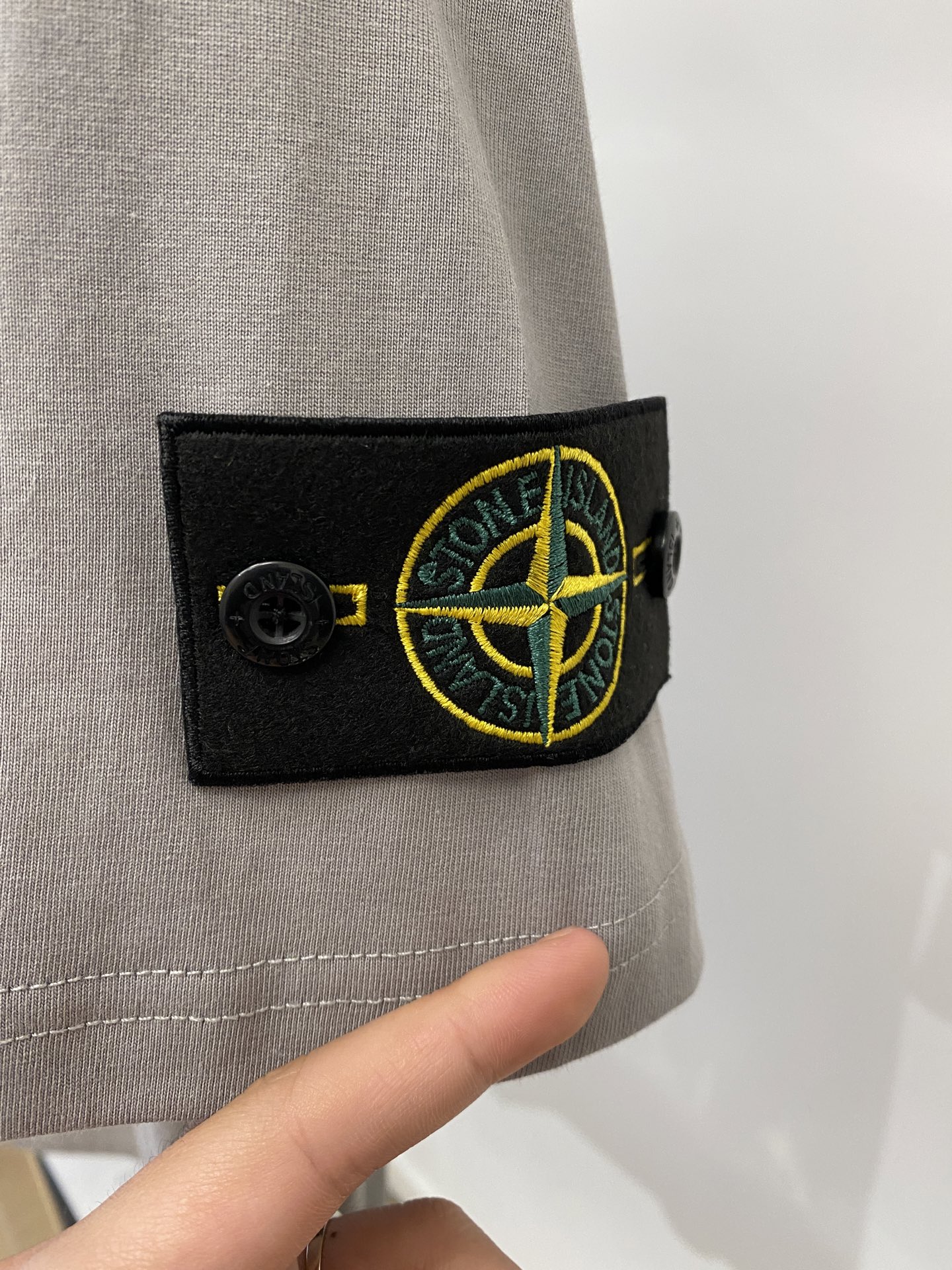 石头岛、2026新品短袖T恤，帅气时尚，袖口装饰图案logo，简约百搭款。面料棉 不仅挺括，保持潮流的廓