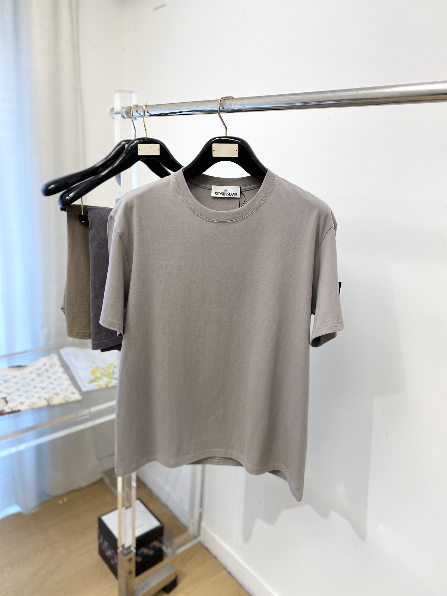 石头岛、2026新品短袖T恤，帅气时尚，袖口装饰图案logo，简约百搭款。面料棉 不仅挺括，保持潮流的廓