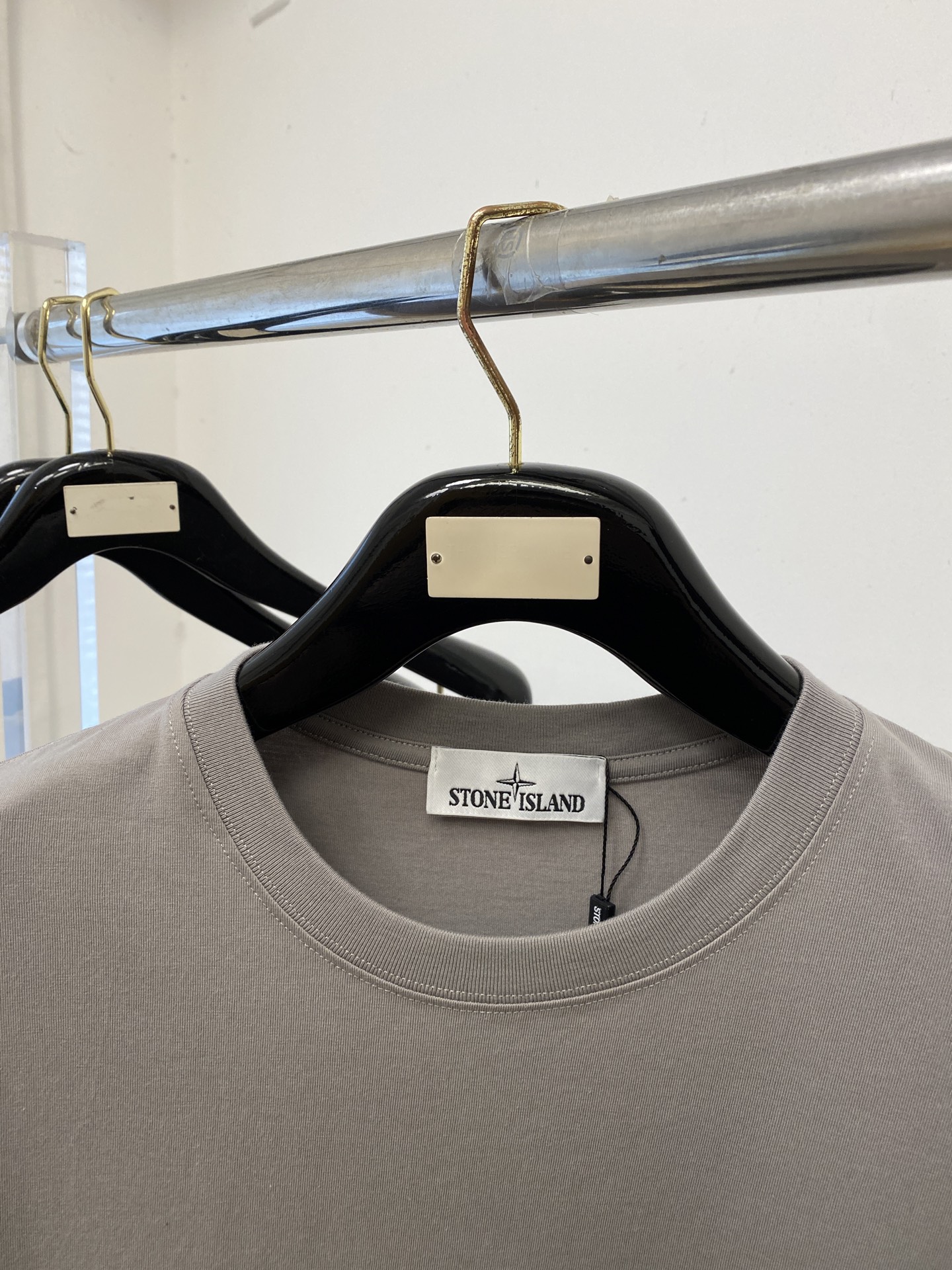 石头岛、2026新品短袖T恤，帅气时尚，袖口装饰图案logo，简约百搭款。面料棉 不仅挺括，保持潮流的廓