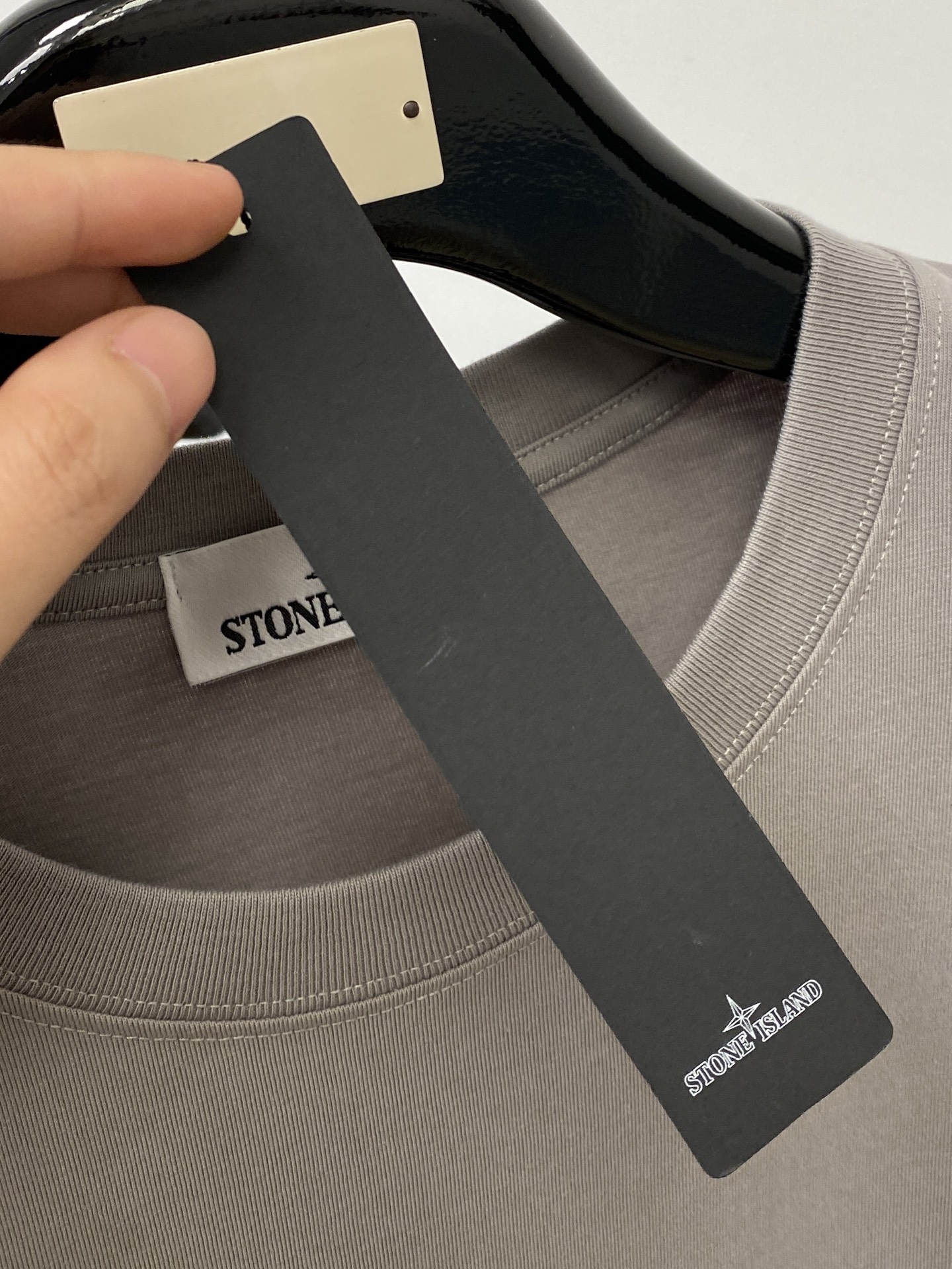 石头岛、2026新品短袖T恤，帅气时尚，袖口装饰图案logo，简约百搭款。面料棉 不仅挺括，保持潮流的廓