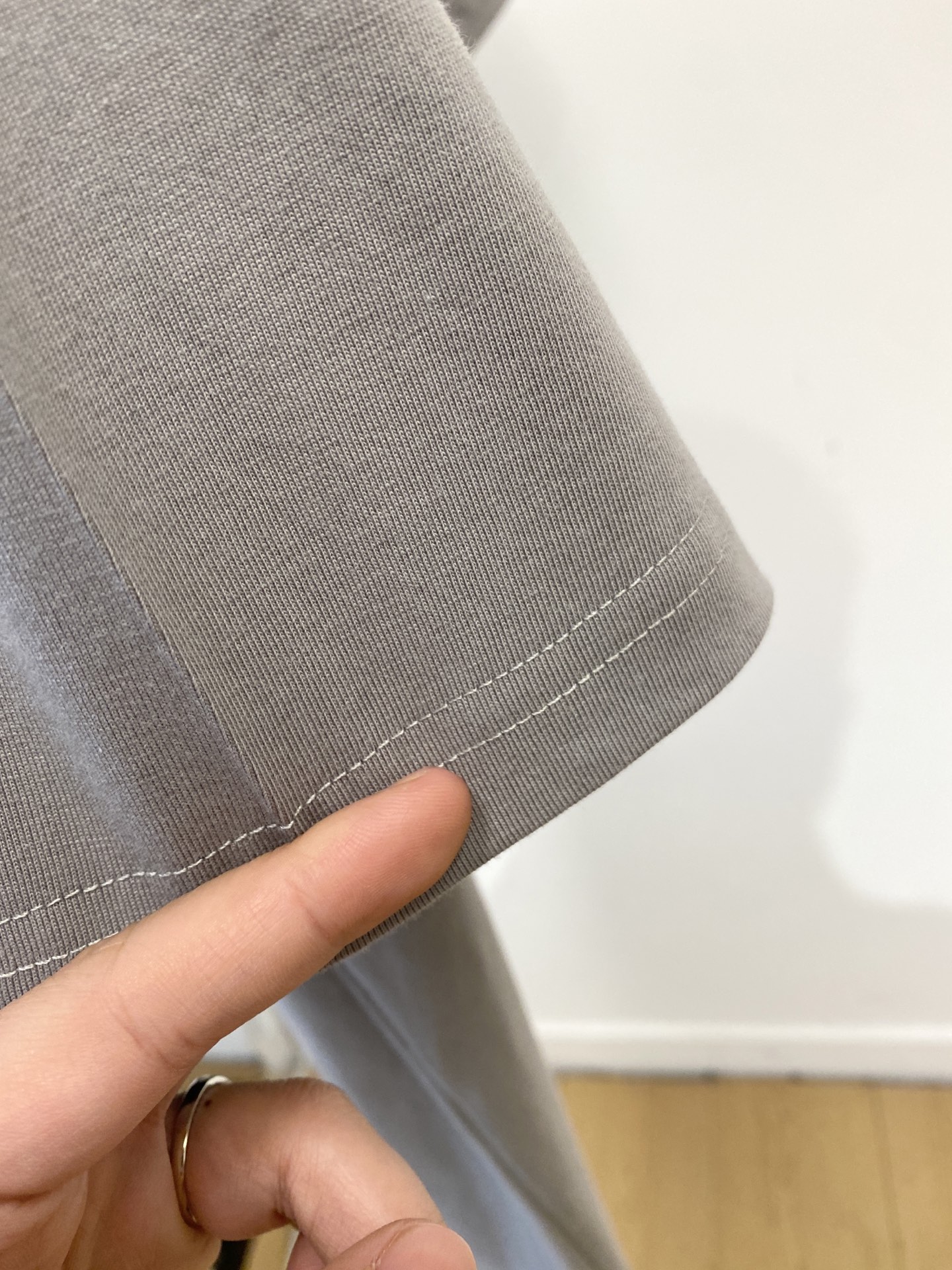 石头岛、2026新品短袖T恤，帅气时尚，袖口装饰图案logo，简约百搭款。面料棉 不仅挺括，保持潮流的廓