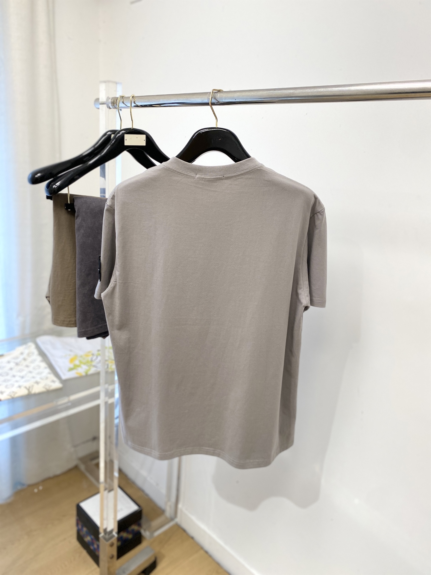 石头岛、2026新品短袖T恤，帅气时尚，袖口装饰图案logo，简约百搭款。面料棉 不仅挺括，保持潮流的廓