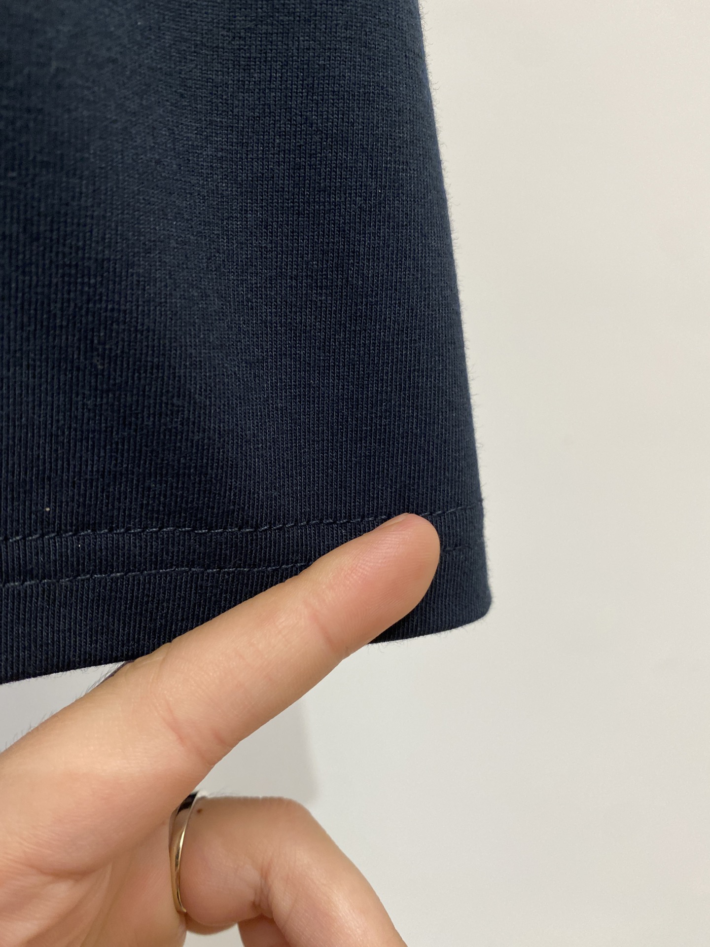 石头岛、2026新品短袖T恤，帅气时尚，袖口装饰图案logo，简约百搭款。面料棉 不仅挺括，保持潮流的廓