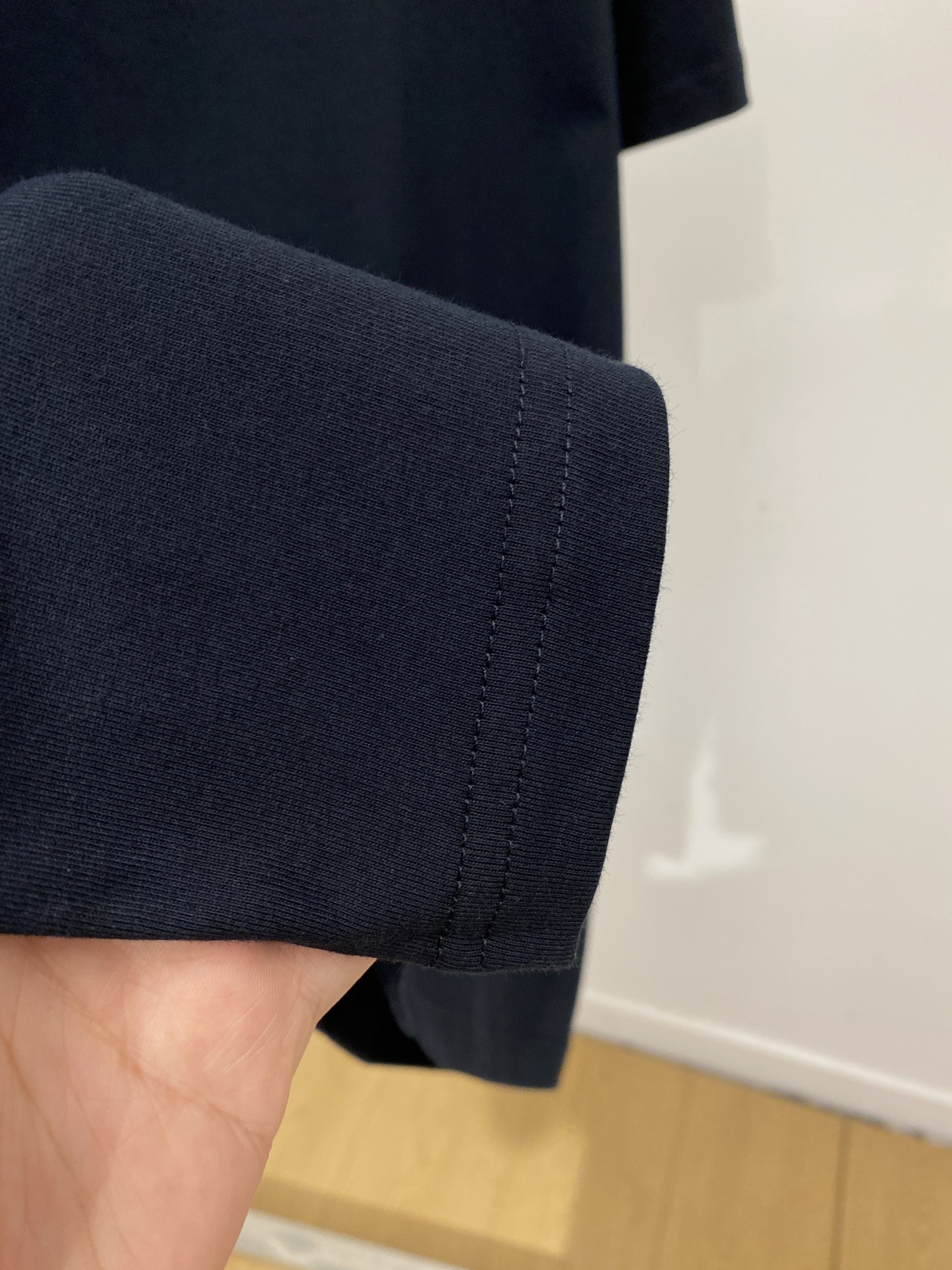 石头岛、2026新品短袖T恤，帅气时尚，袖口装饰图案logo，简约百搭款。面料棉 不仅挺括，保持潮流的廓