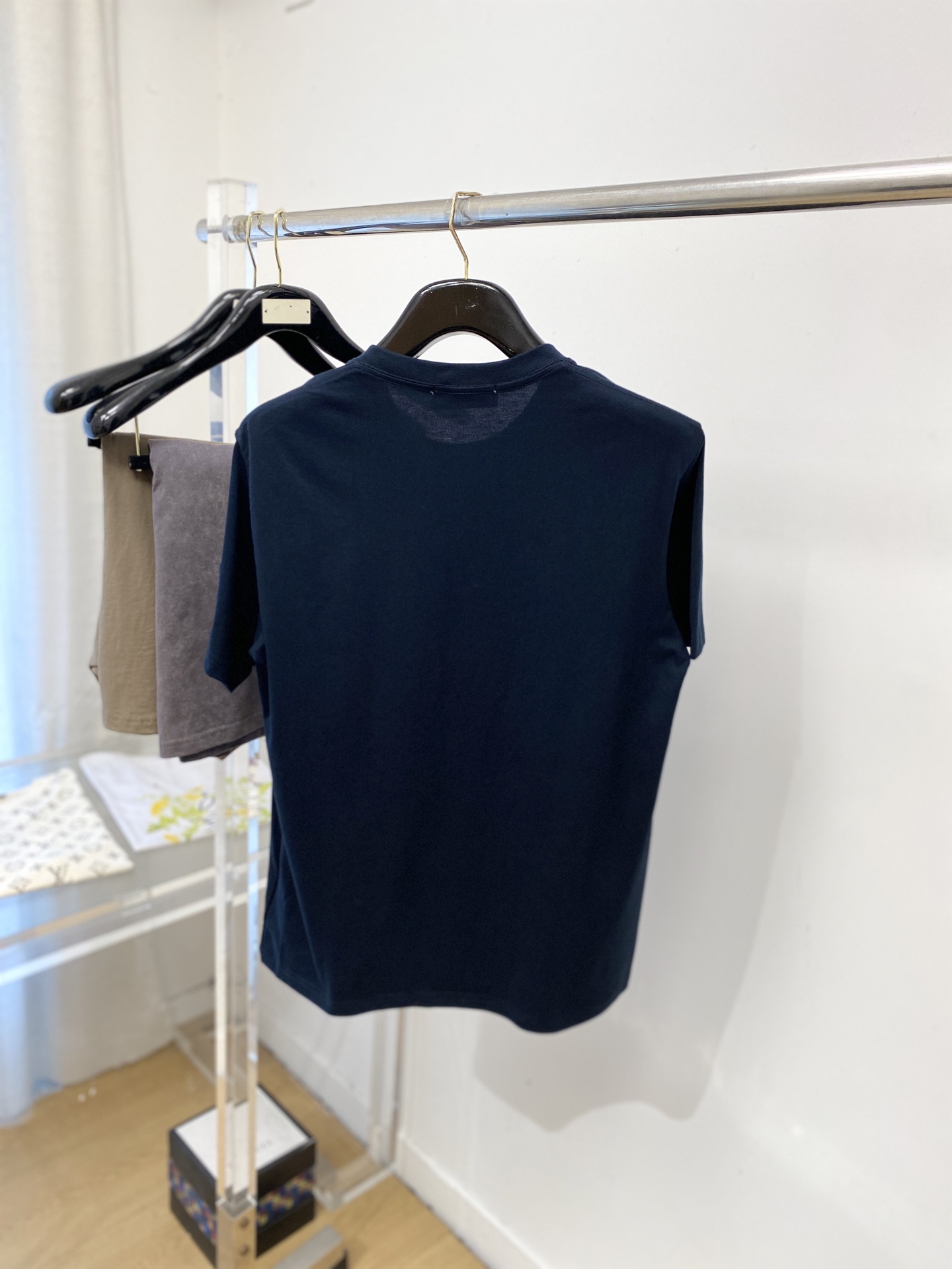 石头岛、2026新品短袖T恤，帅气时尚，袖口装饰图案logo，简约百搭款。面料棉 不仅挺括，保持潮流的廓