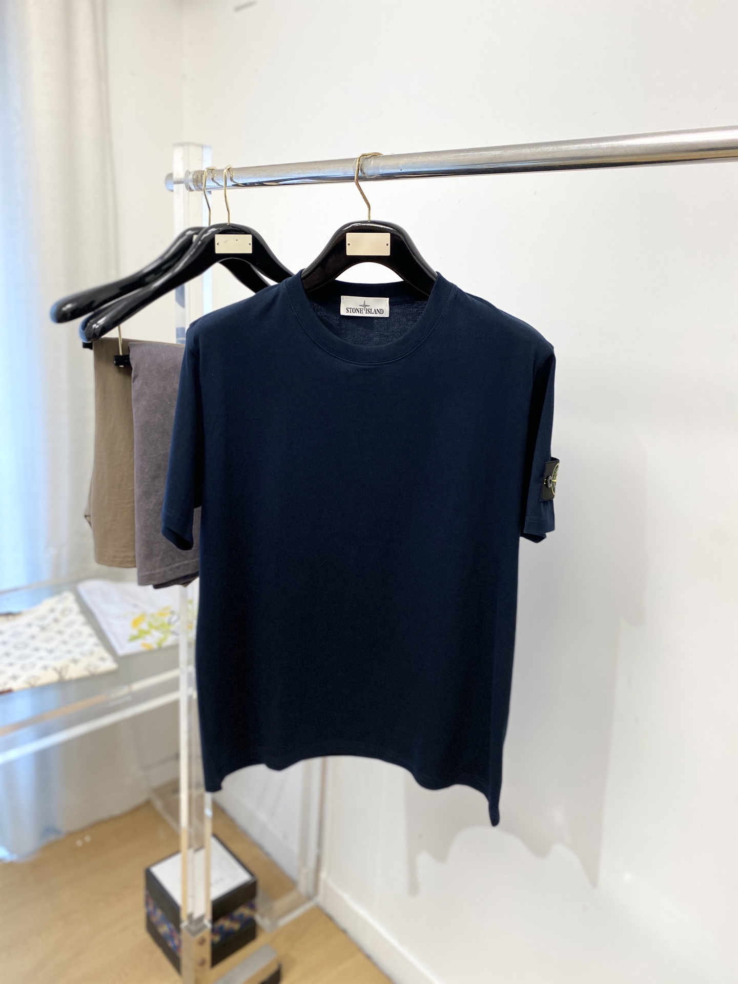 石头岛、2026新品短袖T恤，帅气时尚，袖口装饰图案logo，简约百搭款。面料棉 不仅挺括，保持潮流的廓