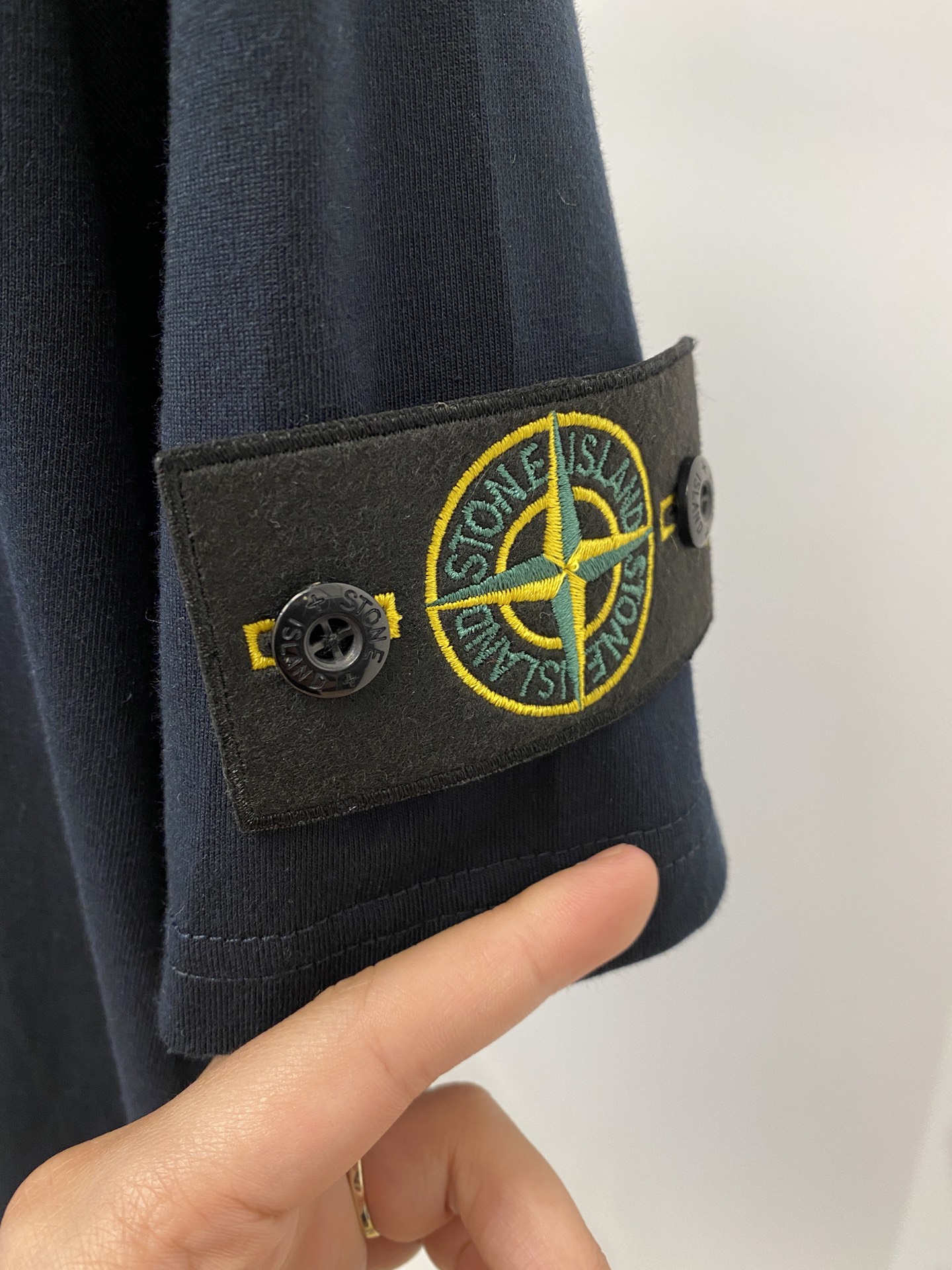 石头岛、2026新品短袖T恤，帅气时尚，袖口装饰图案logo，简约百搭款。面料棉 不仅挺括，保持潮流的廓