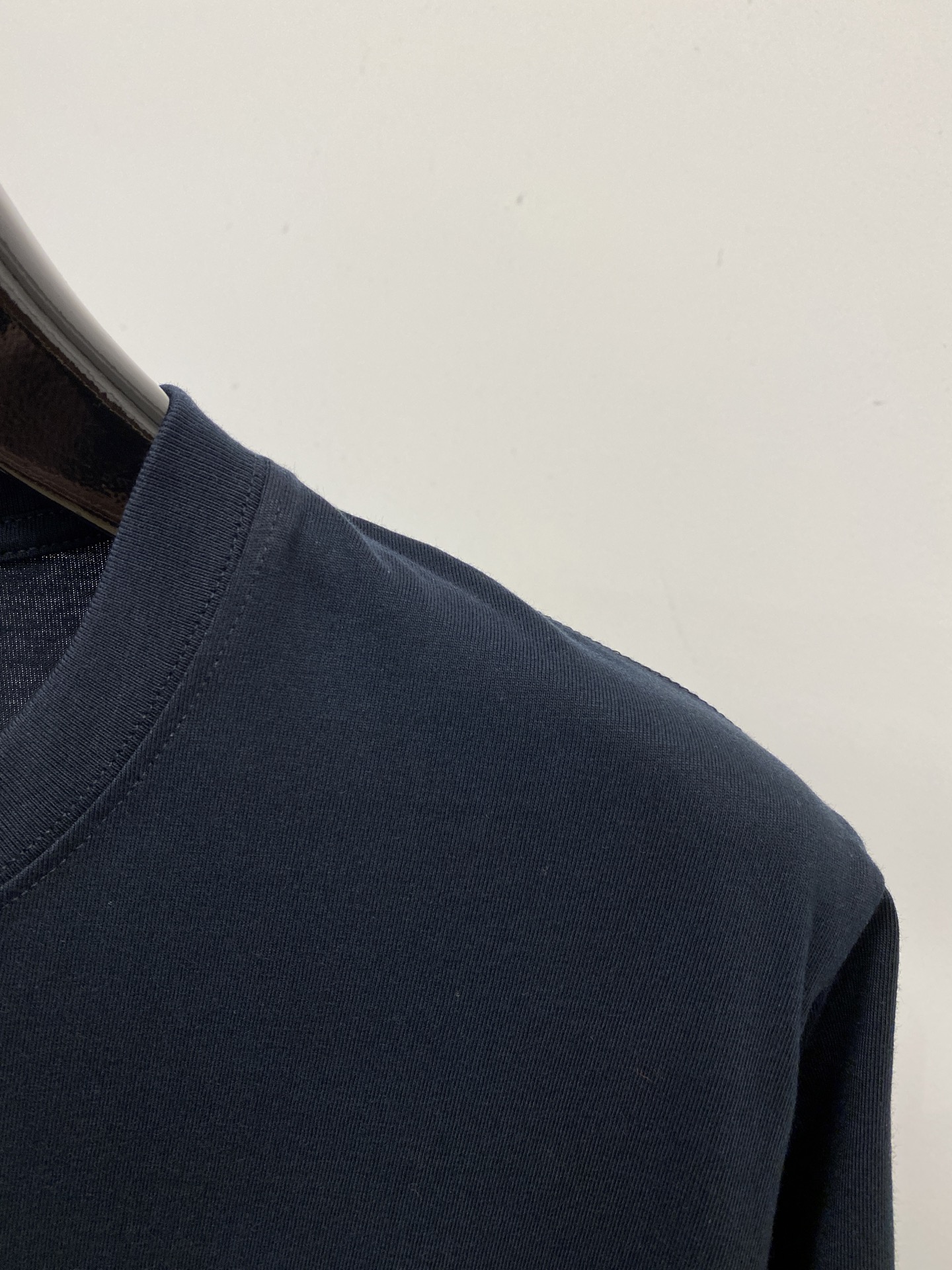 石头岛、2026新品短袖T恤，帅气时尚，袖口装饰图案logo，简约百搭款。面料棉 不仅挺括，保持潮流的廓