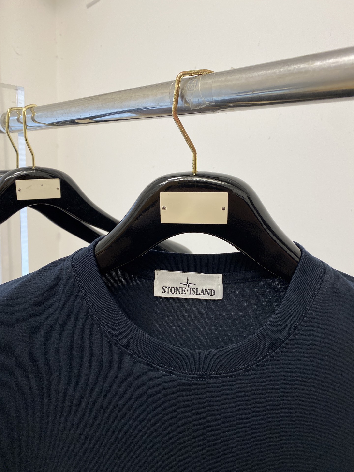 石头岛、2026新品短袖T恤，帅气时尚，袖口装饰图案logo，简约百搭款。面料棉 不仅挺括，保持潮流的廓