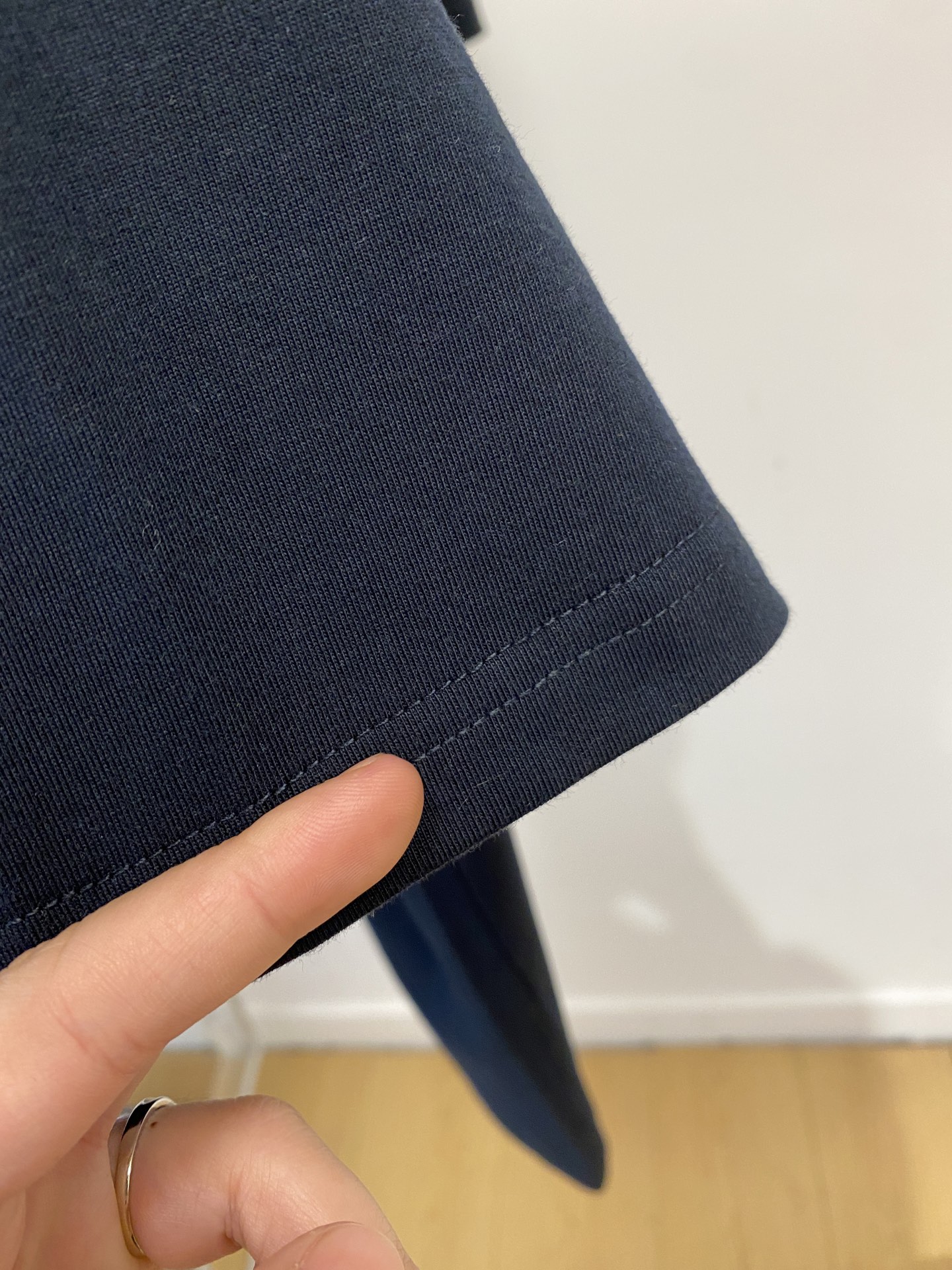 石头岛、2026新品短袖T恤，帅气时尚，袖口装饰图案logo，简约百搭款。面料棉 不仅挺括，保持潮流的廓