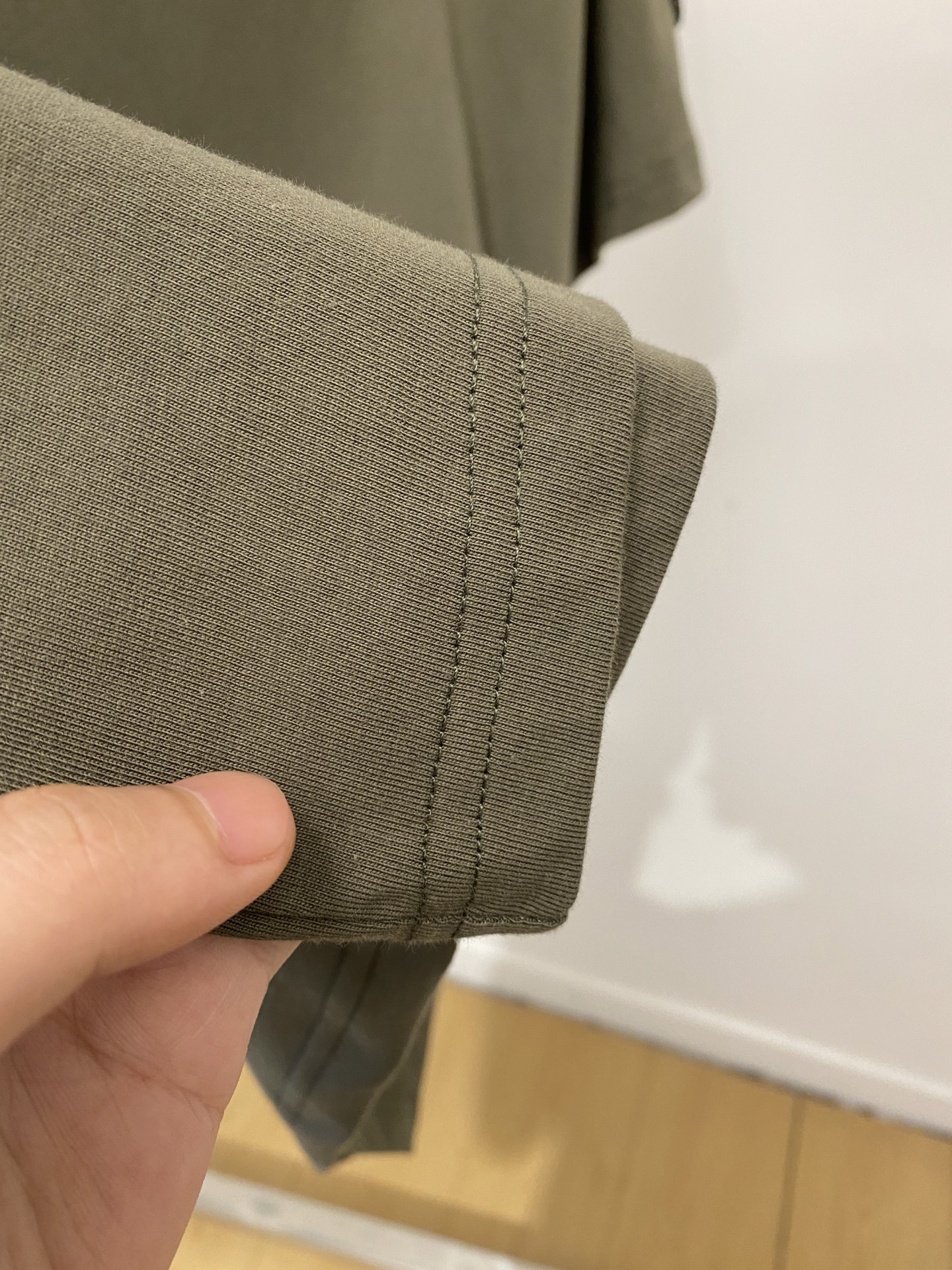 石头岛、2026新品短袖T恤，帅气时尚，袖口装饰图案logo，简约百搭款。面料棉 不仅挺括，保持潮流的廓