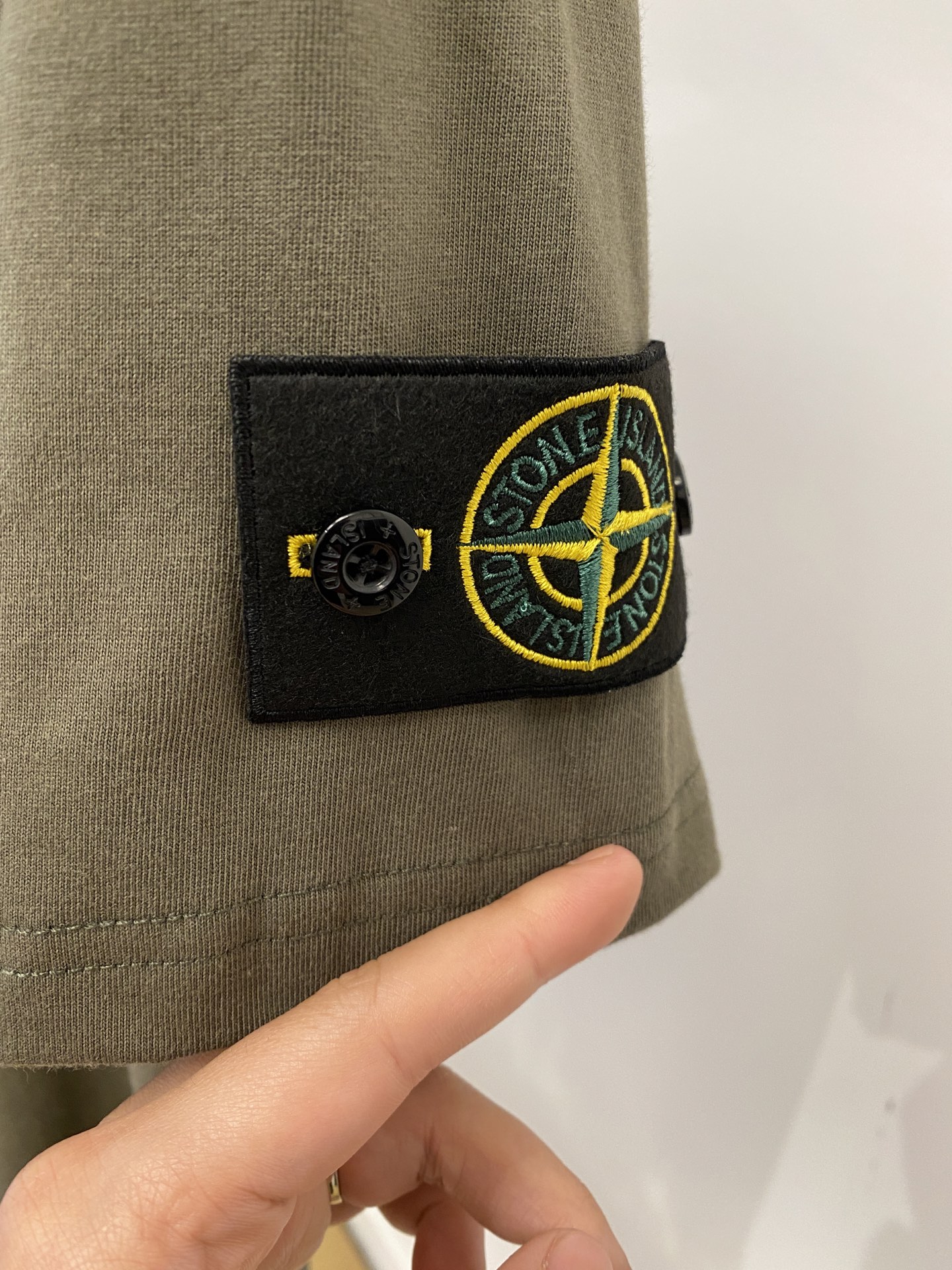 石头岛、2026新品短袖T恤，帅气时尚，袖口装饰图案logo，简约百搭款。面料棉 不仅挺括，保持潮流的廓