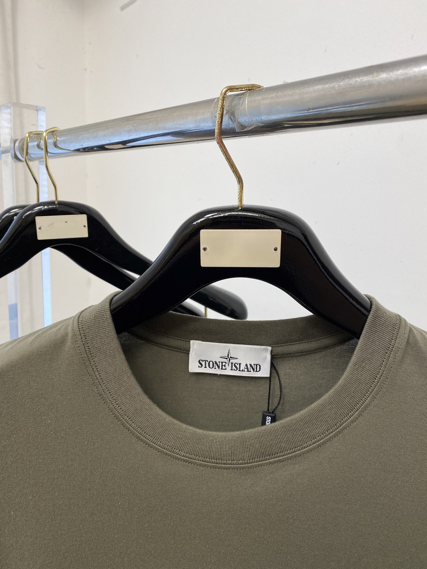 石头岛、2026新品短袖T恤，帅气时尚，袖口装饰图案logo，简约百搭款。面料棉 不仅挺括，保持潮流的廓