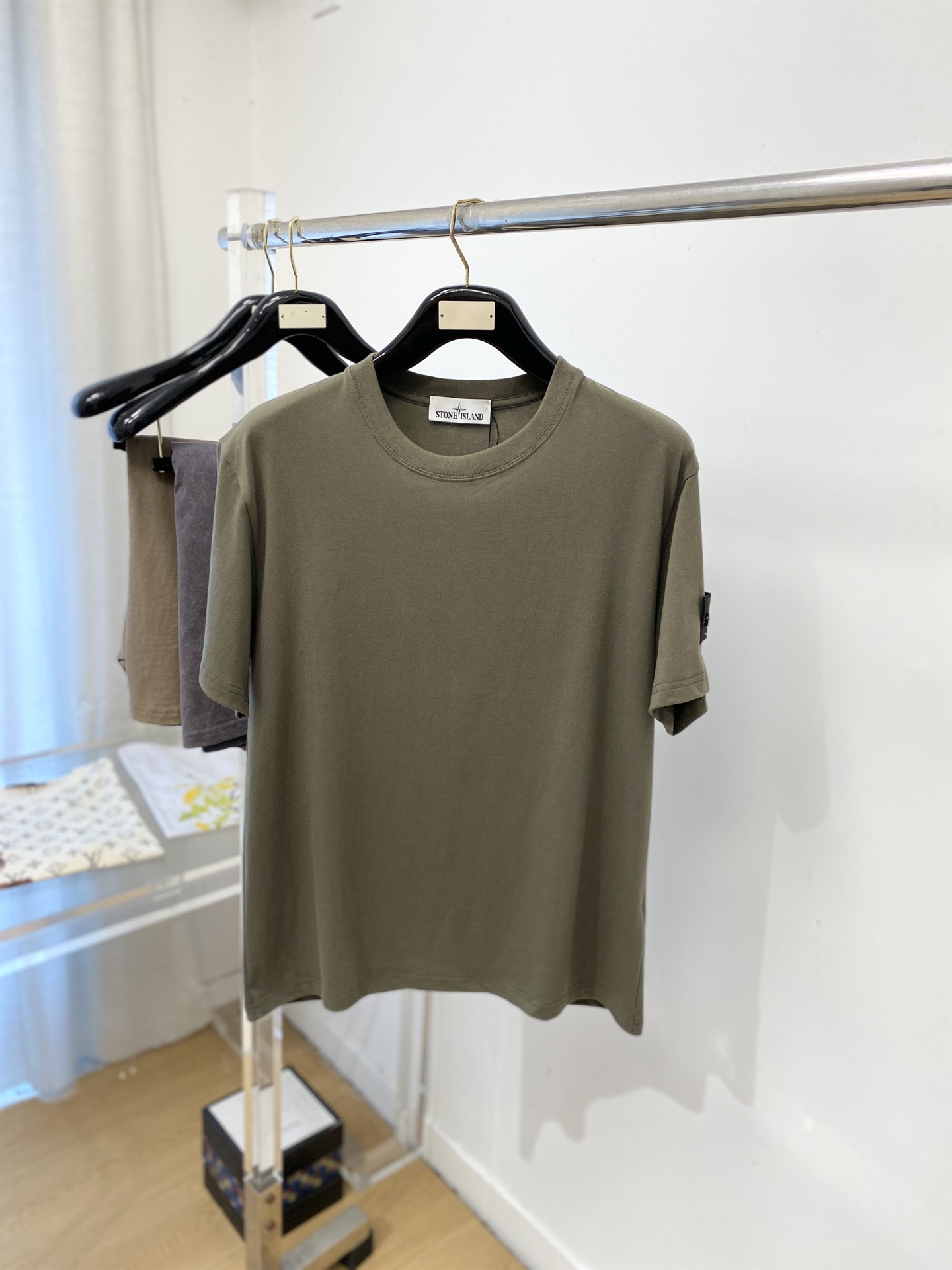 石头岛、2026新品短袖T恤，帅气时尚，袖口装饰图案logo，简约百搭款。面料棉 不仅挺括，保持潮流的廓