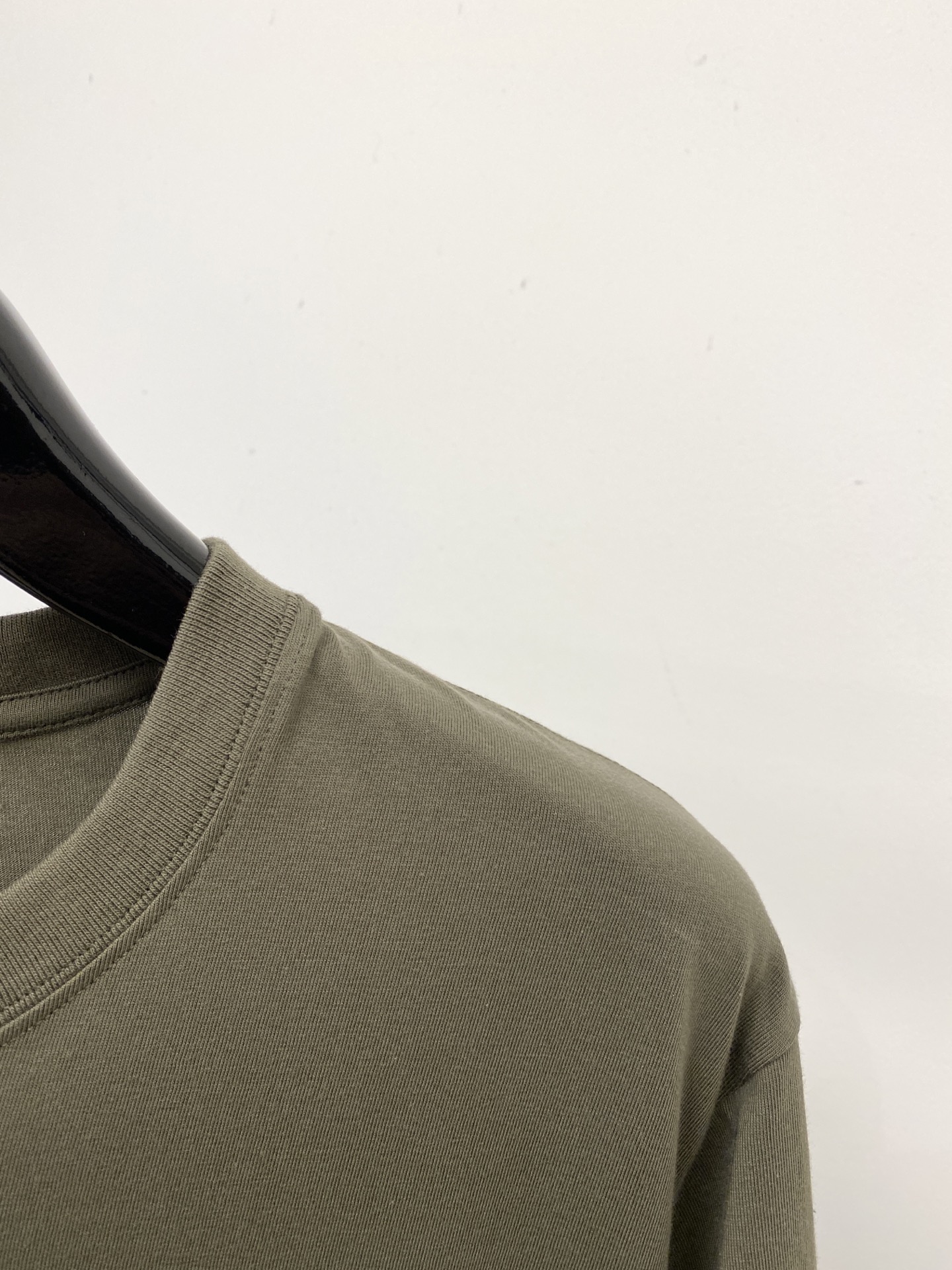 石头岛、2026新品短袖T恤，帅气时尚，袖口装饰图案logo，简约百搭款。面料棉 不仅挺括，保持潮流的廓