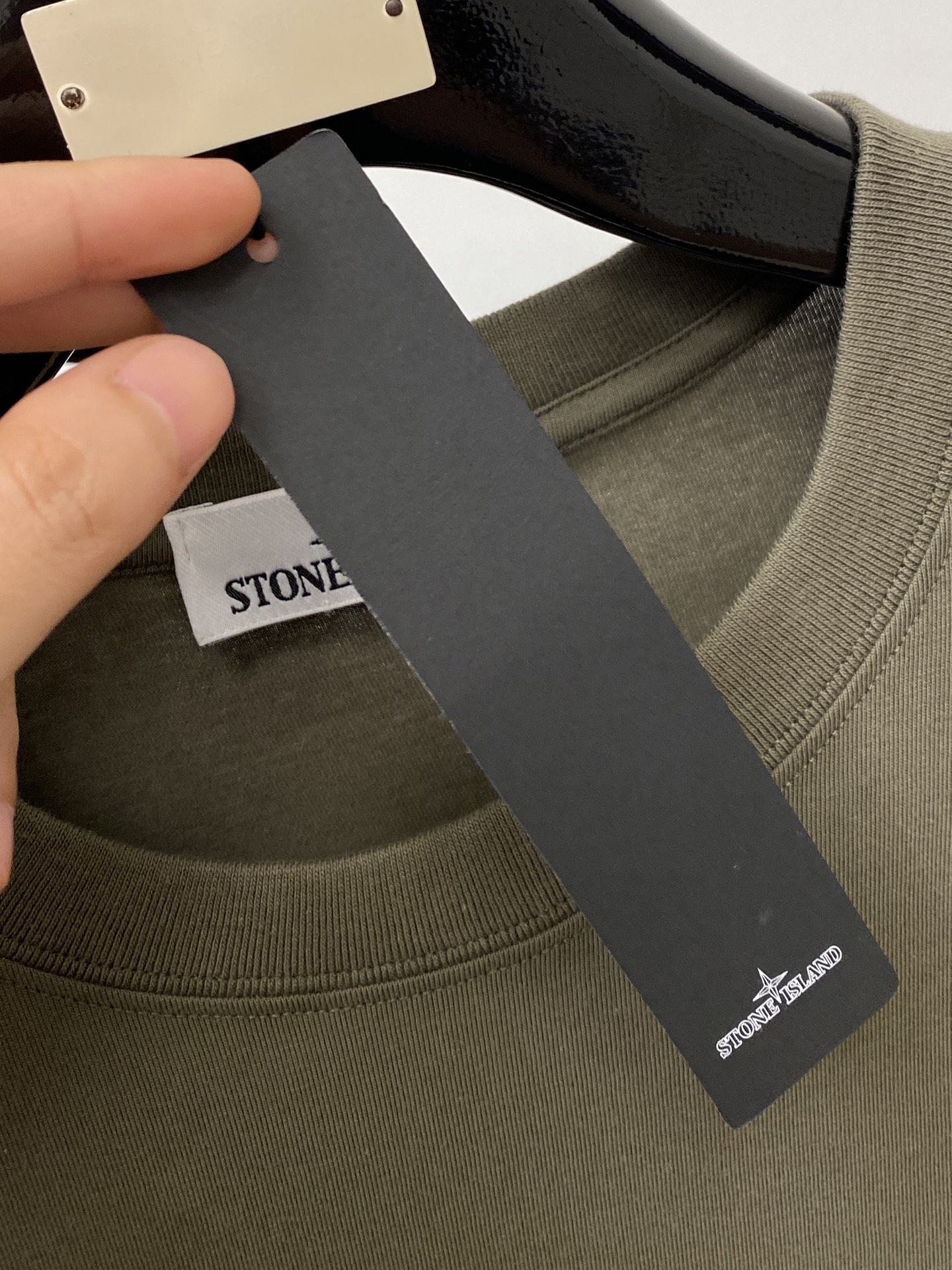 石头岛、2026新品短袖T恤，帅气时尚，袖口装饰图案logo，简约百搭款。面料棉 不仅挺括，保持潮流的廓