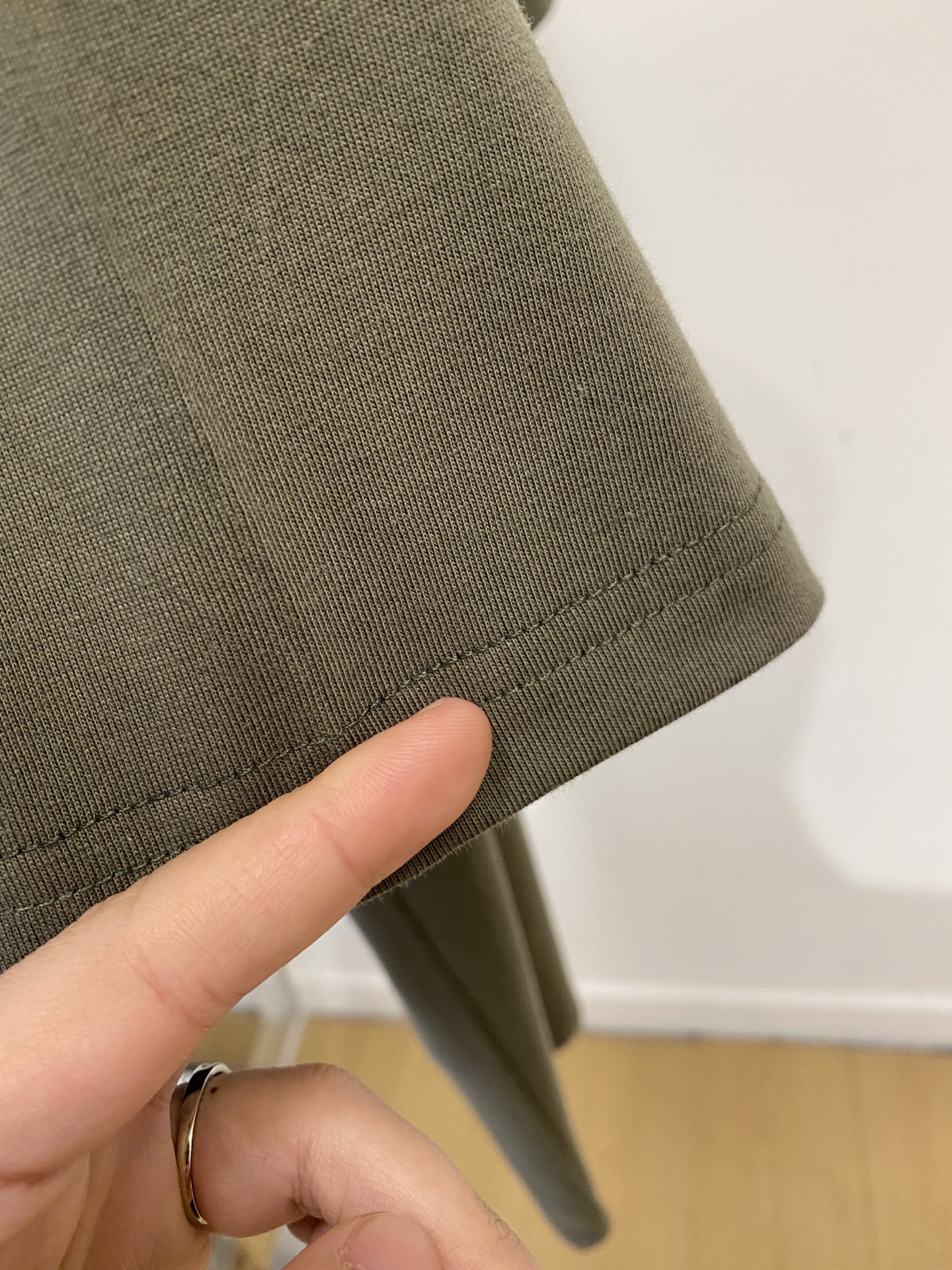 石头岛、2026新品短袖T恤，帅气时尚，袖口装饰图案logo，简约百搭款。面料棉 不仅挺括，保持潮流的廓