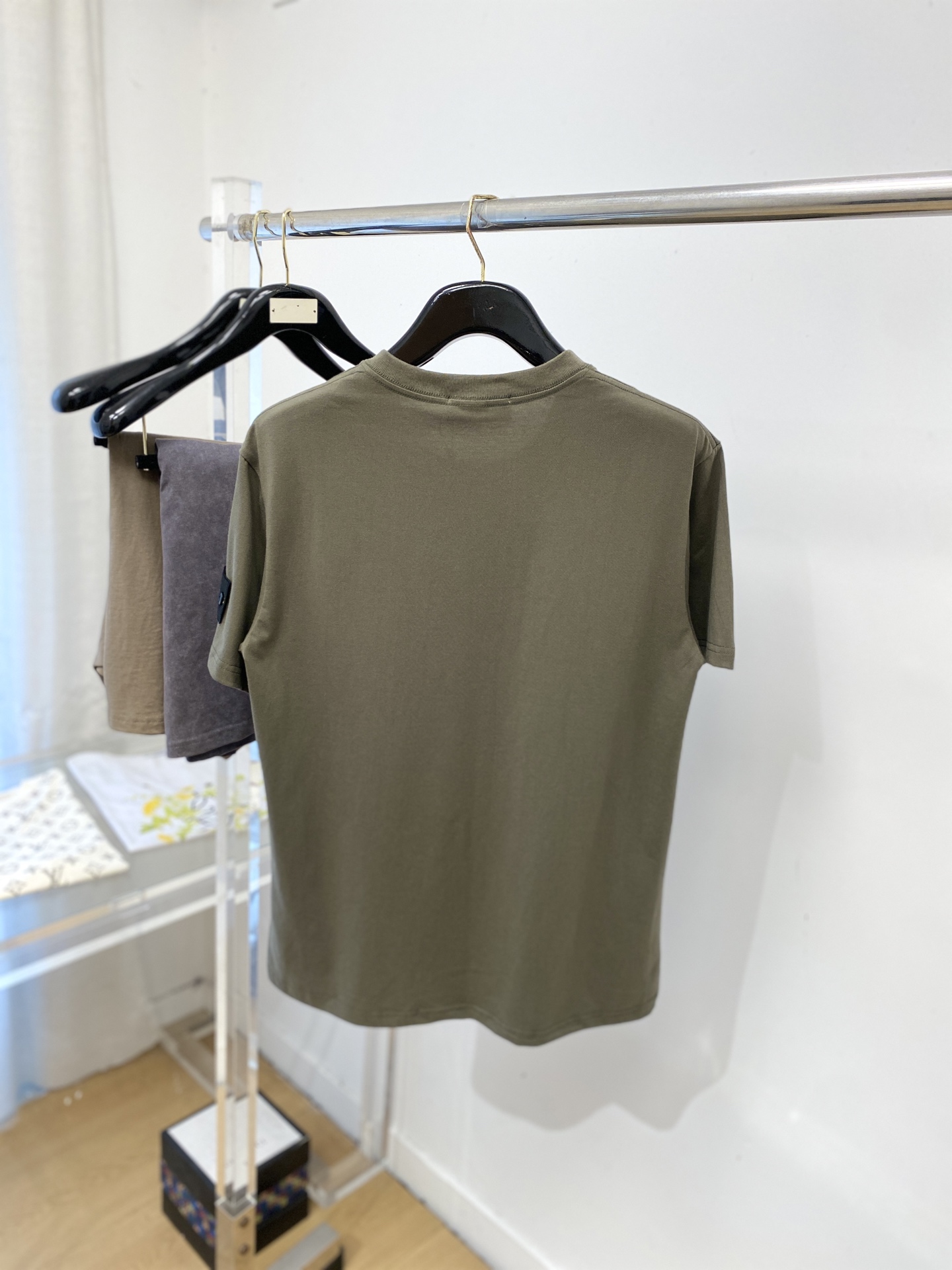 石头岛、2026新品短袖T恤，帅气时尚，袖口装饰图案logo，简约百搭款。面料棉 不仅挺括，保持潮流的廓