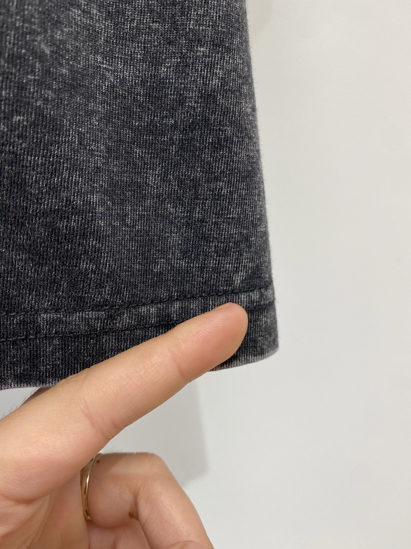 石头岛、2026新品短袖T恤，帅气时尚，袖口装饰图案logo，简约百搭款。面料棉 不仅挺括，保持潮流的廓