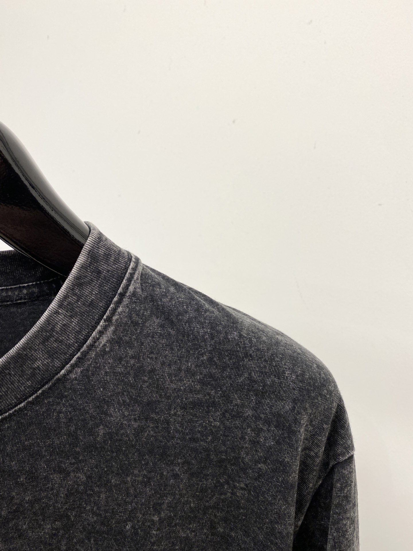 石头岛、2026新品短袖T恤，帅气时尚，袖口装饰图案logo，简约百搭款。面料棉 不仅挺括，保持潮流的廓